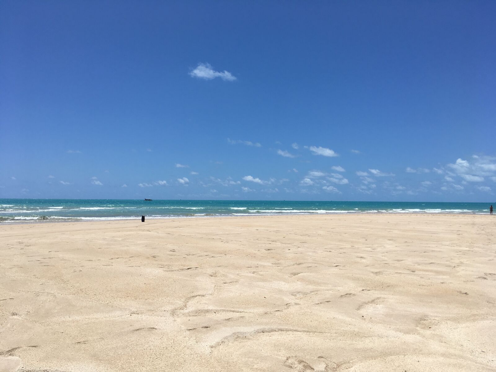 iPhone SE back camera 4.15mm f/2.2 sample photo. Beach, the beach of photography