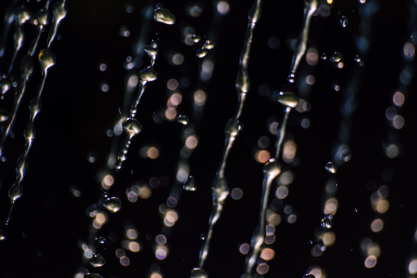 Pentax K-70 + Sigma sample photo. Chain, water, beads photography