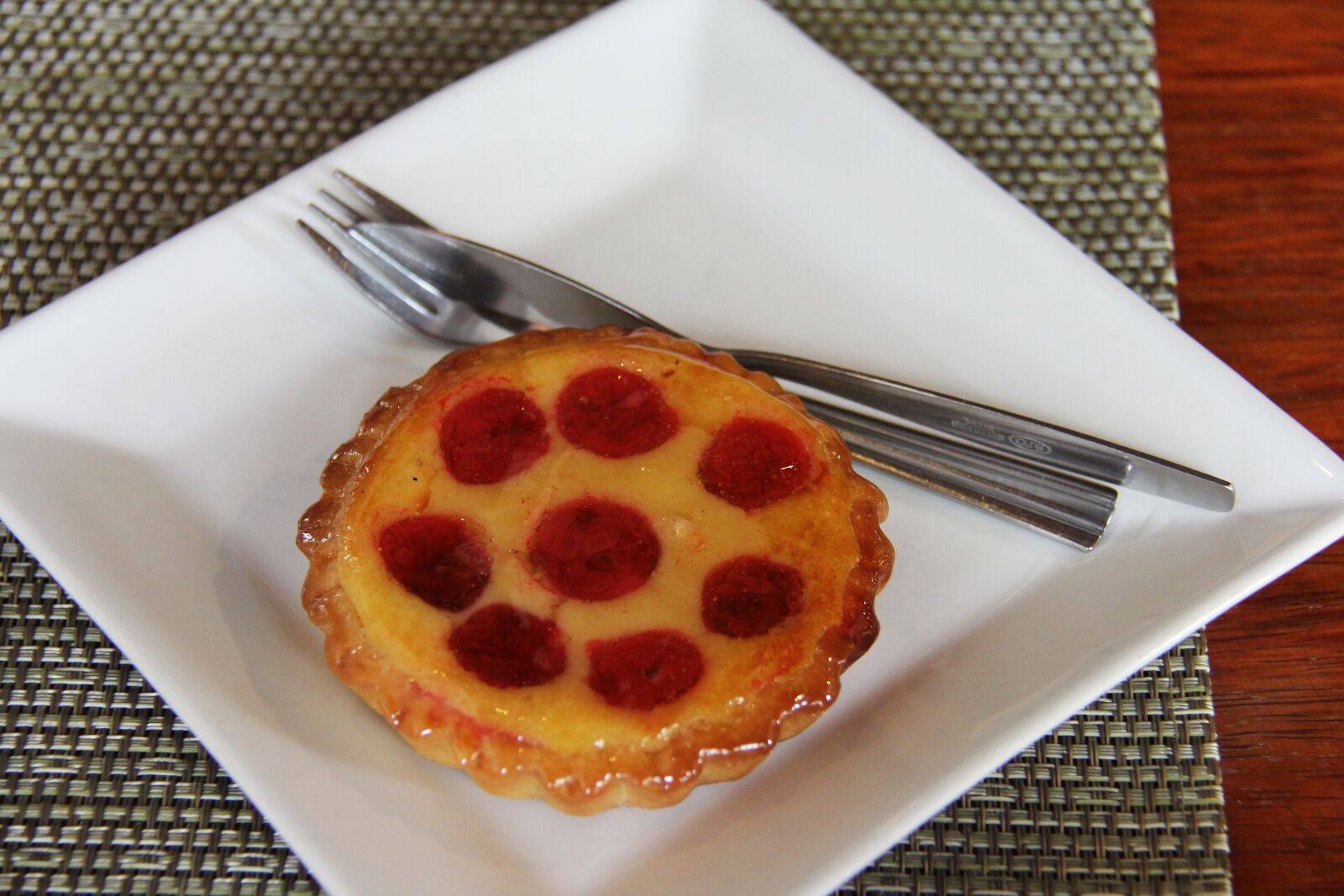 Canon EF-S 18-200mm F3.5-5.6 IS sample photo. Tart, strawberries, cheese cake photography
