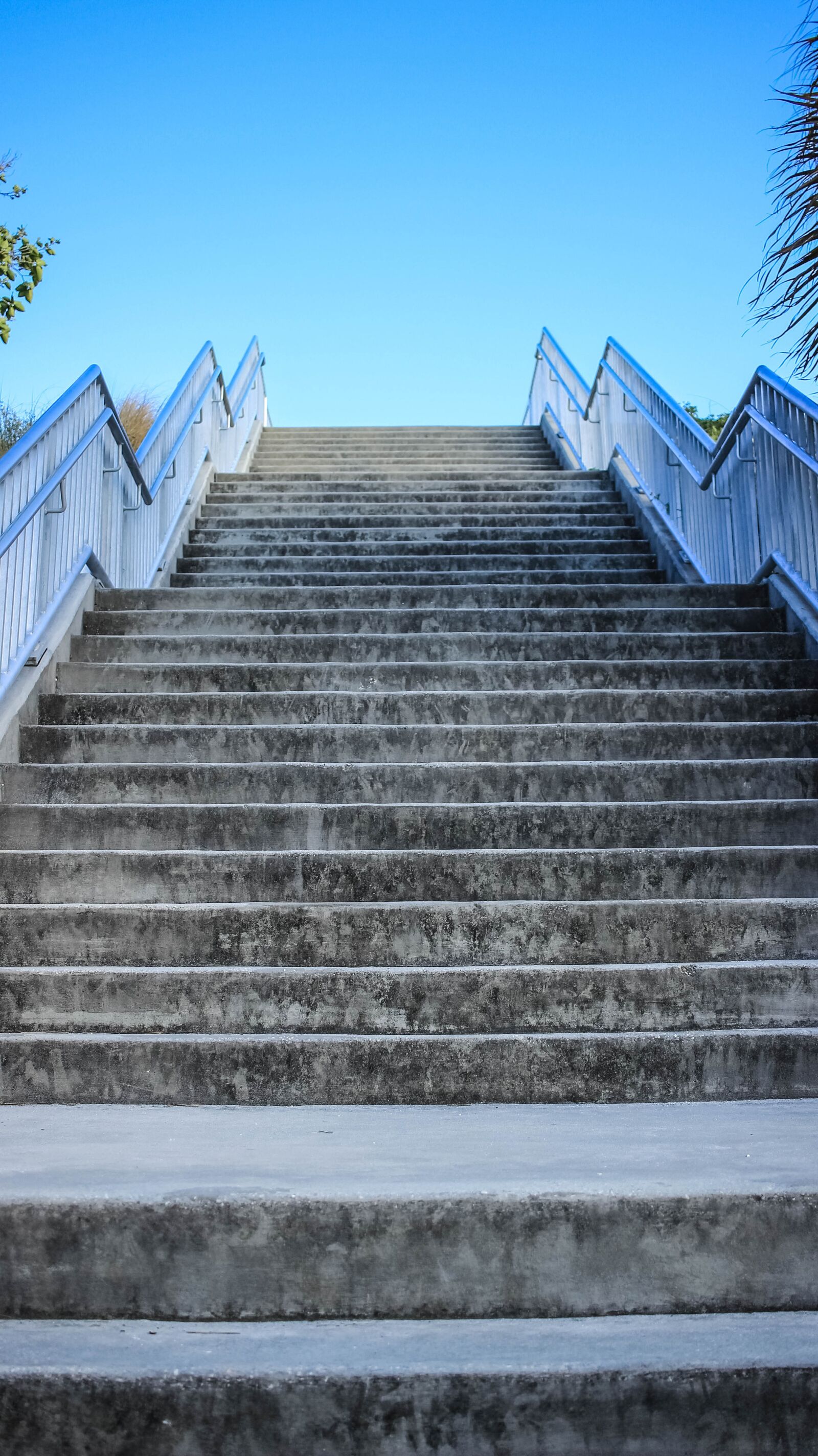 Canon EOS 600D (Rebel EOS T3i / EOS Kiss X5) + Canon EF-S 24mm F2.8 STM sample photo. Stairs, steps, sky photography