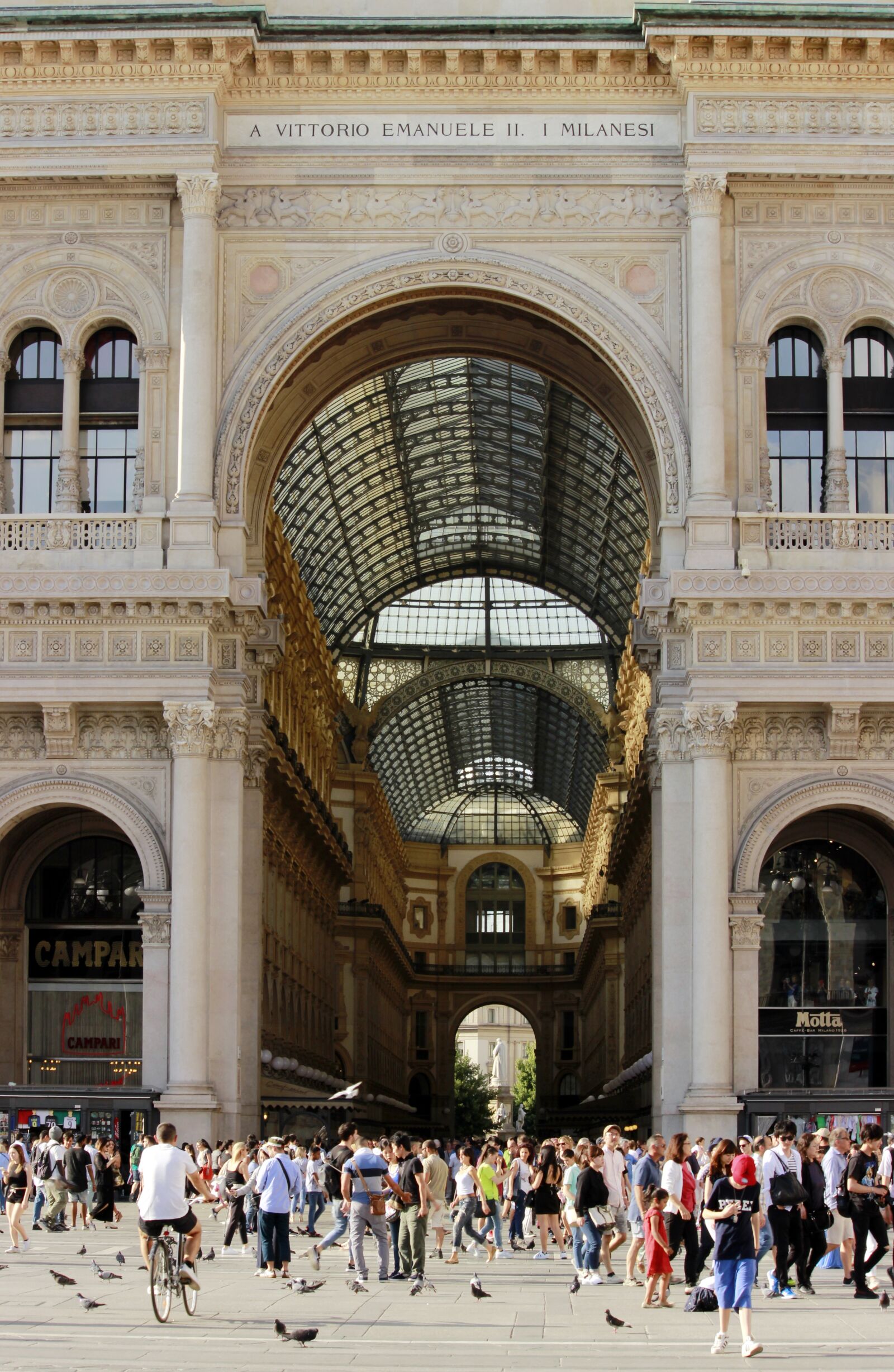 Canon EF-S 55-250mm F4-5.6 IS II sample photo. Tourism, milan, shopping photography