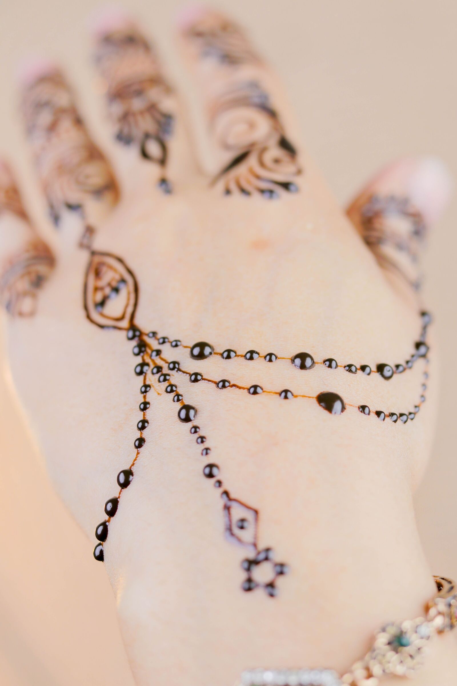 Canon EOS 80D + Canon EF 50mm F1.8 STM sample photo. Henna, hands, mehendi photography