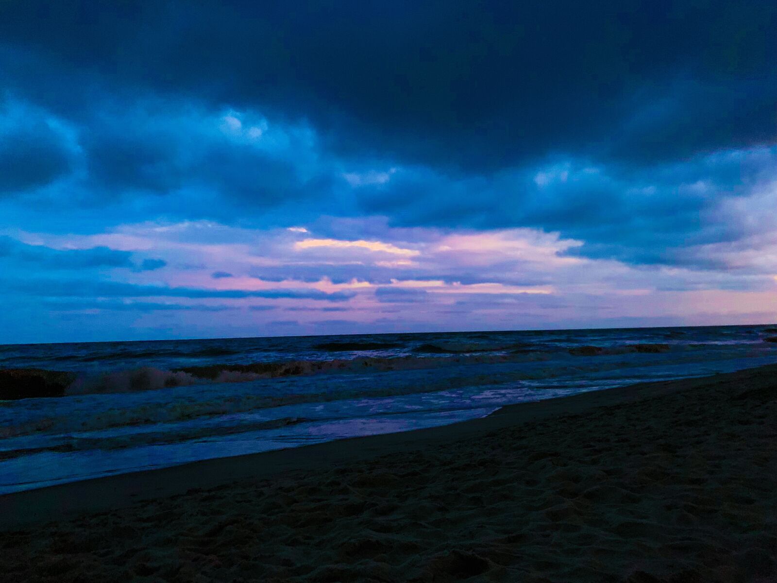 Apple iPhone XS sample photo. Beach, night, sea photography