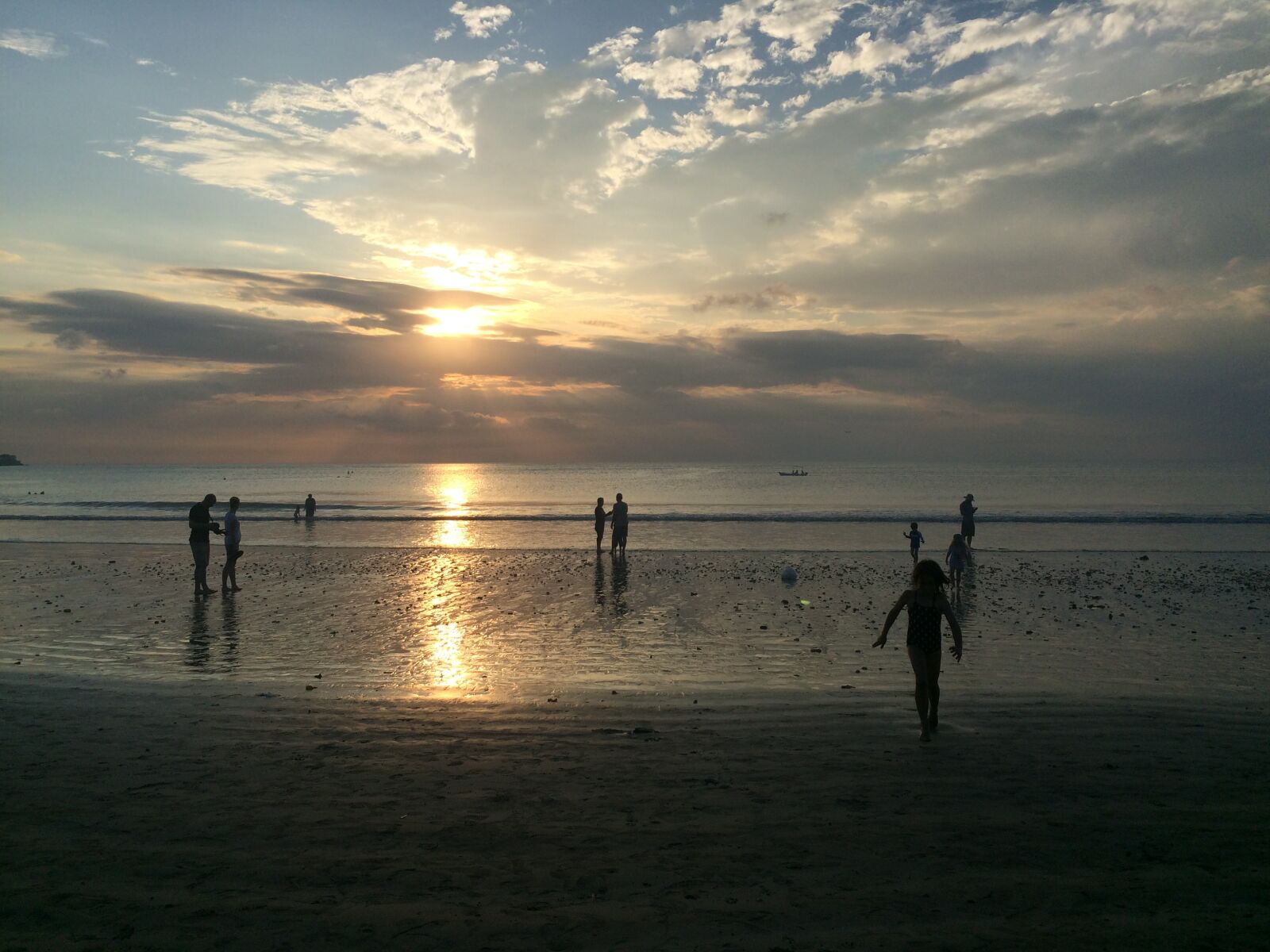 iPhone 5s back camera 4.15mm f/2.2 sample photo. Silhouette, people, on, beach photography