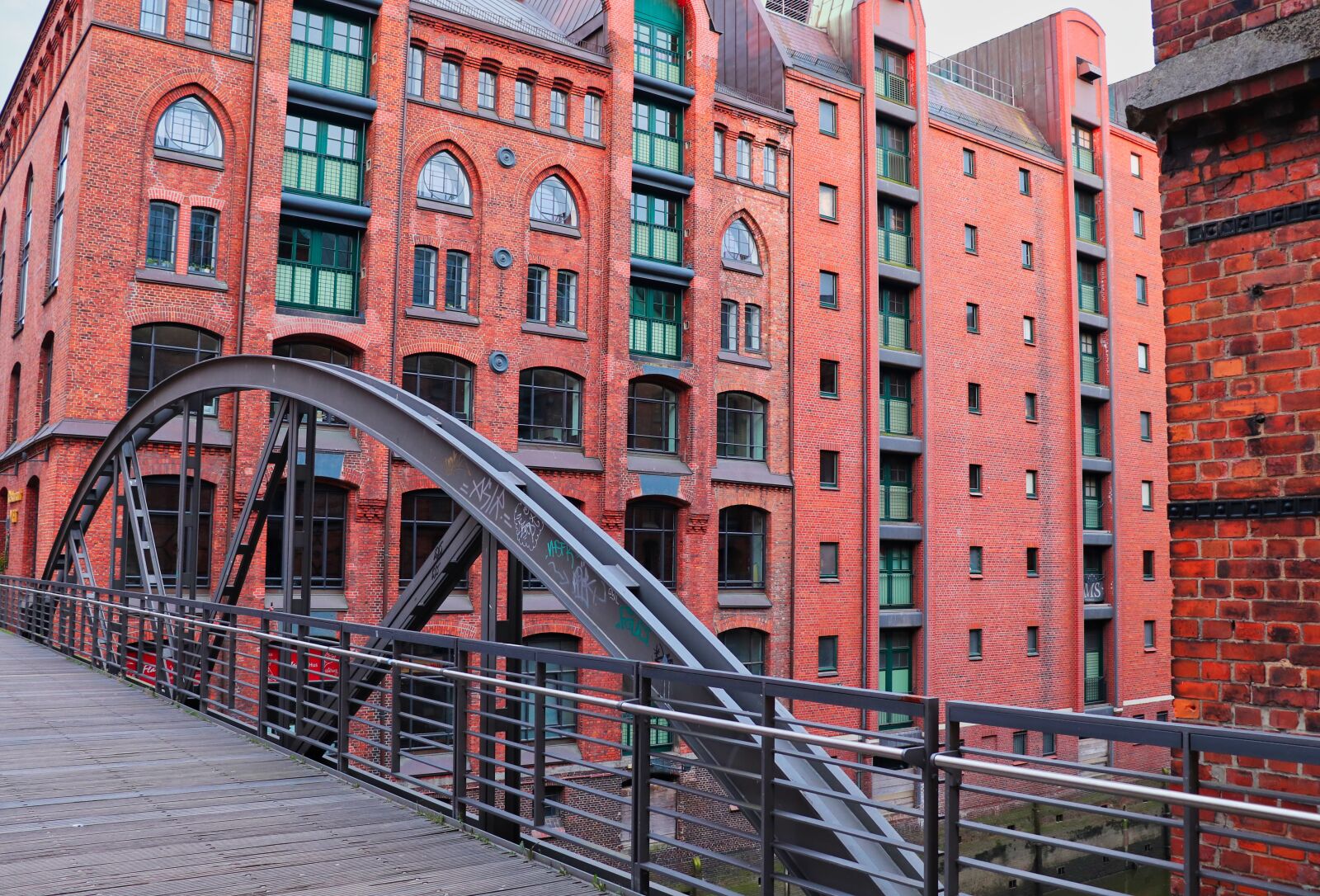 Canon EOS 200D (EOS Rebel SL2 / EOS Kiss X9) sample photo. Speicherstadt, hamburg, bridge photography