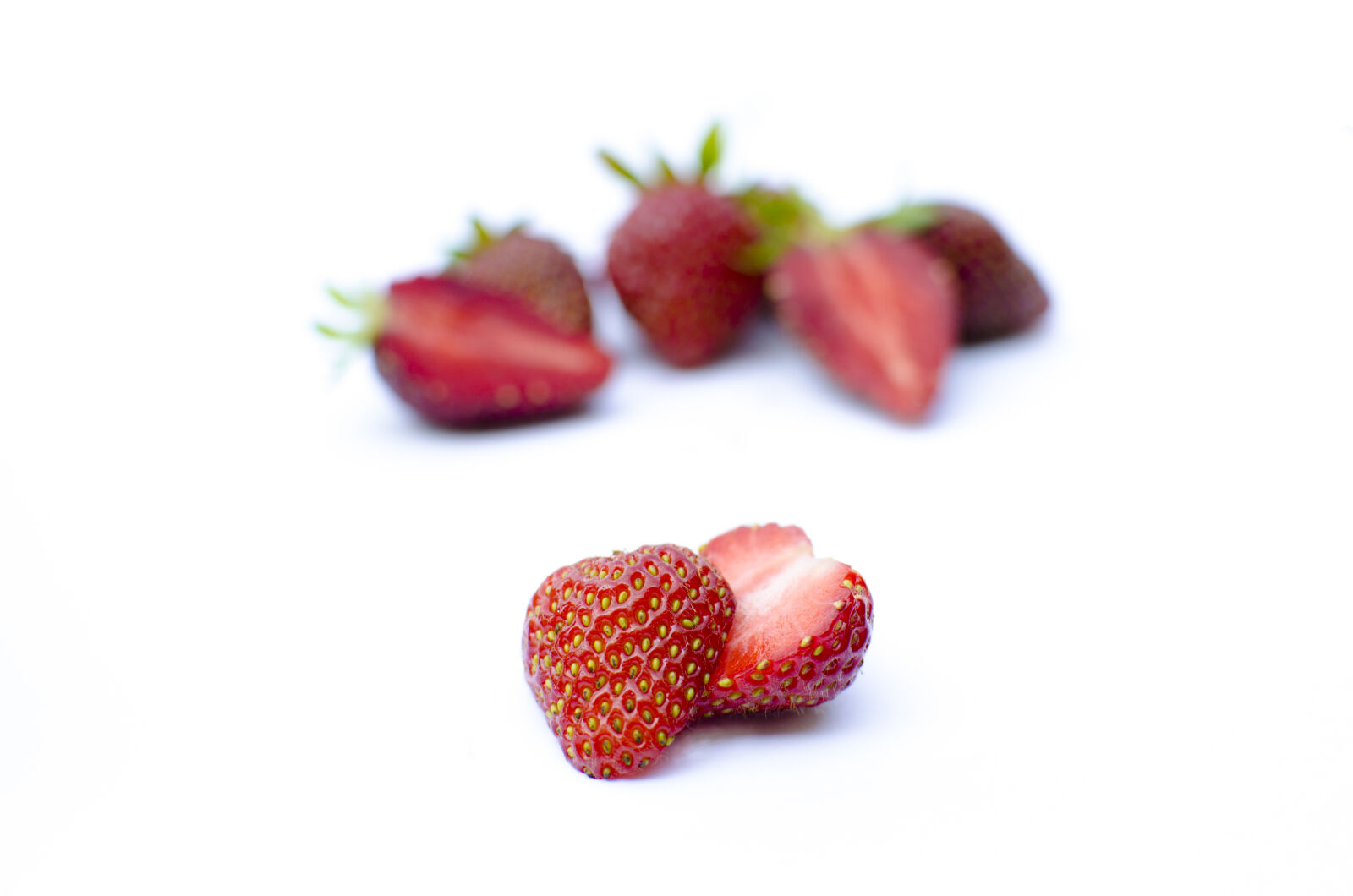 Nikon D5100 + Nikon AF-S DX Nikkor 35mm F1.8G sample photo. Background, beautiful, berry, closeup photography
