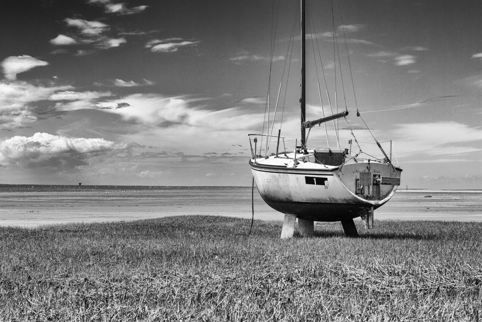 Canon EOS 500D (EOS Rebel T1i / EOS Kiss X3) + Canon EF 50mm F1.8 STM sample photo. Abandoned, boat, b w photography