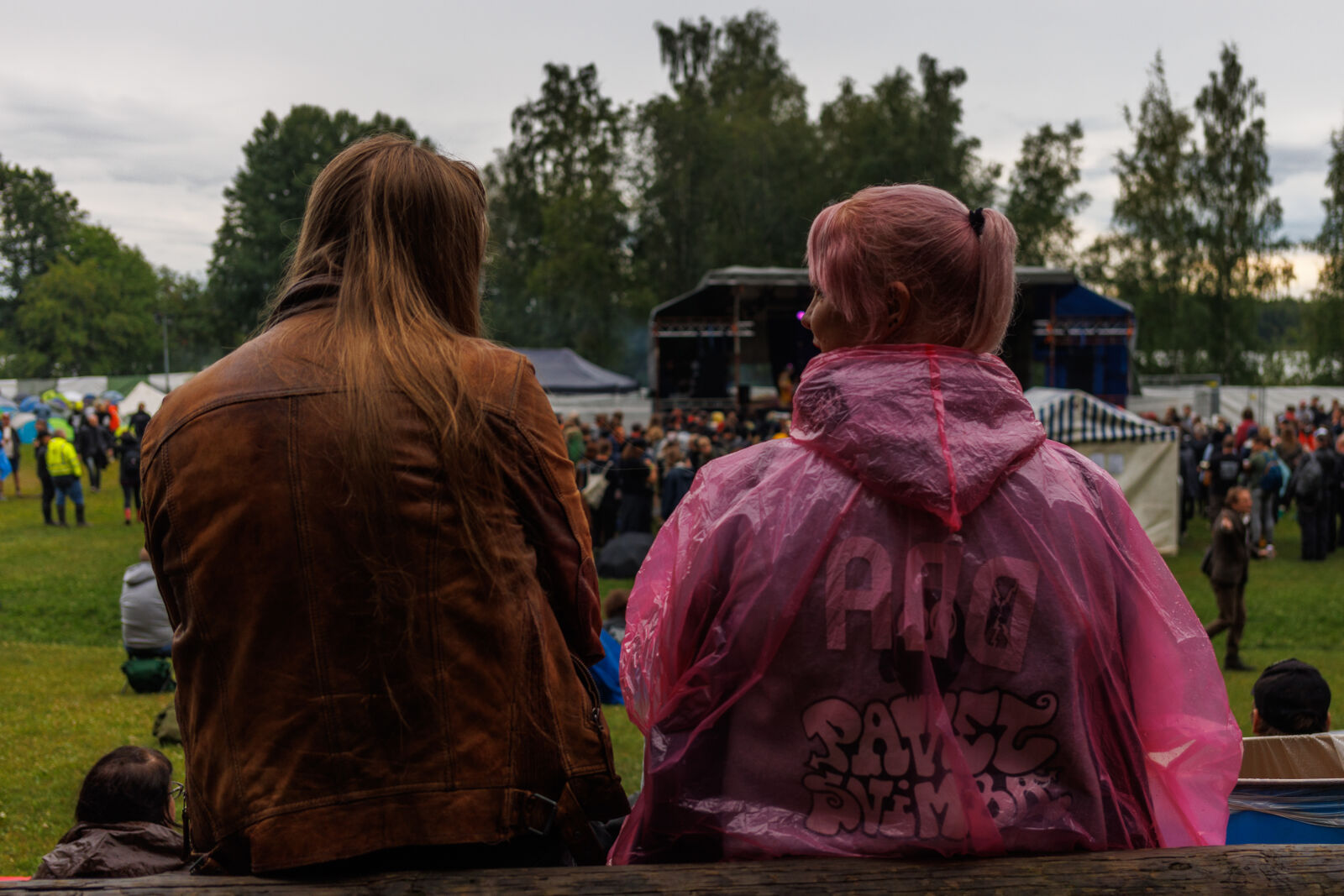 Canon RF 28-70mm F2L USM sample photo. Spectators by the field photography