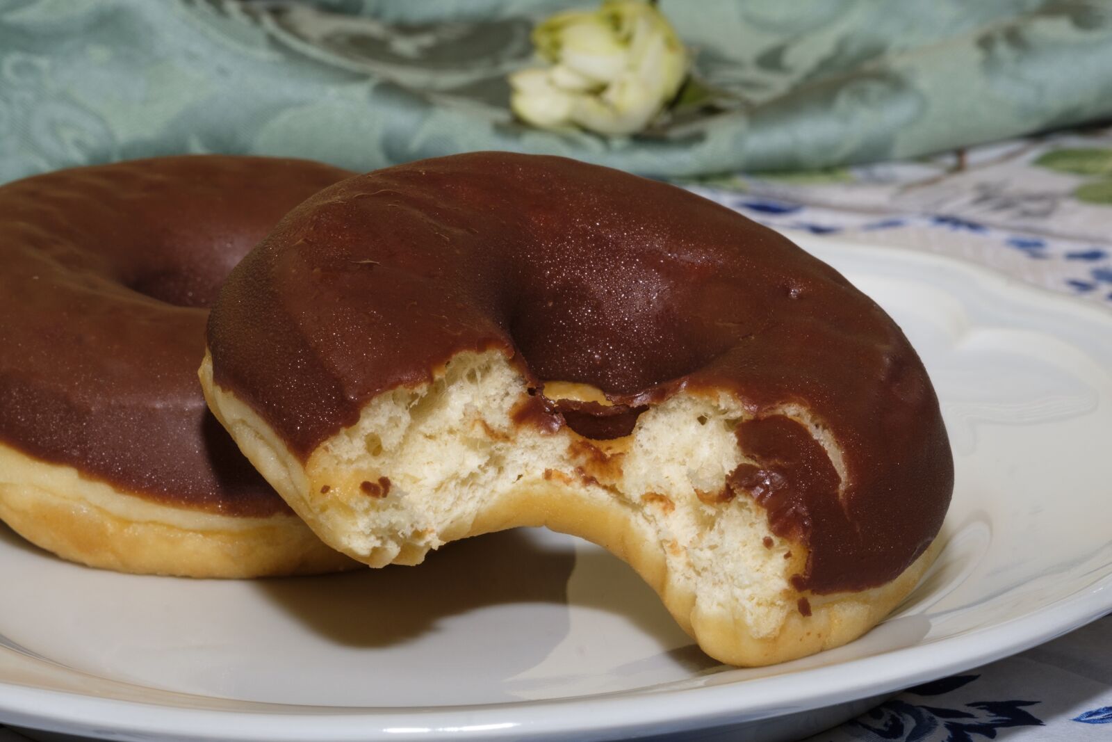 Fujifilm X-T2 + Fujifilm XF 80mm F2.8 R LM OIS WR Macro sample photo. Donut, cake, dessert photography