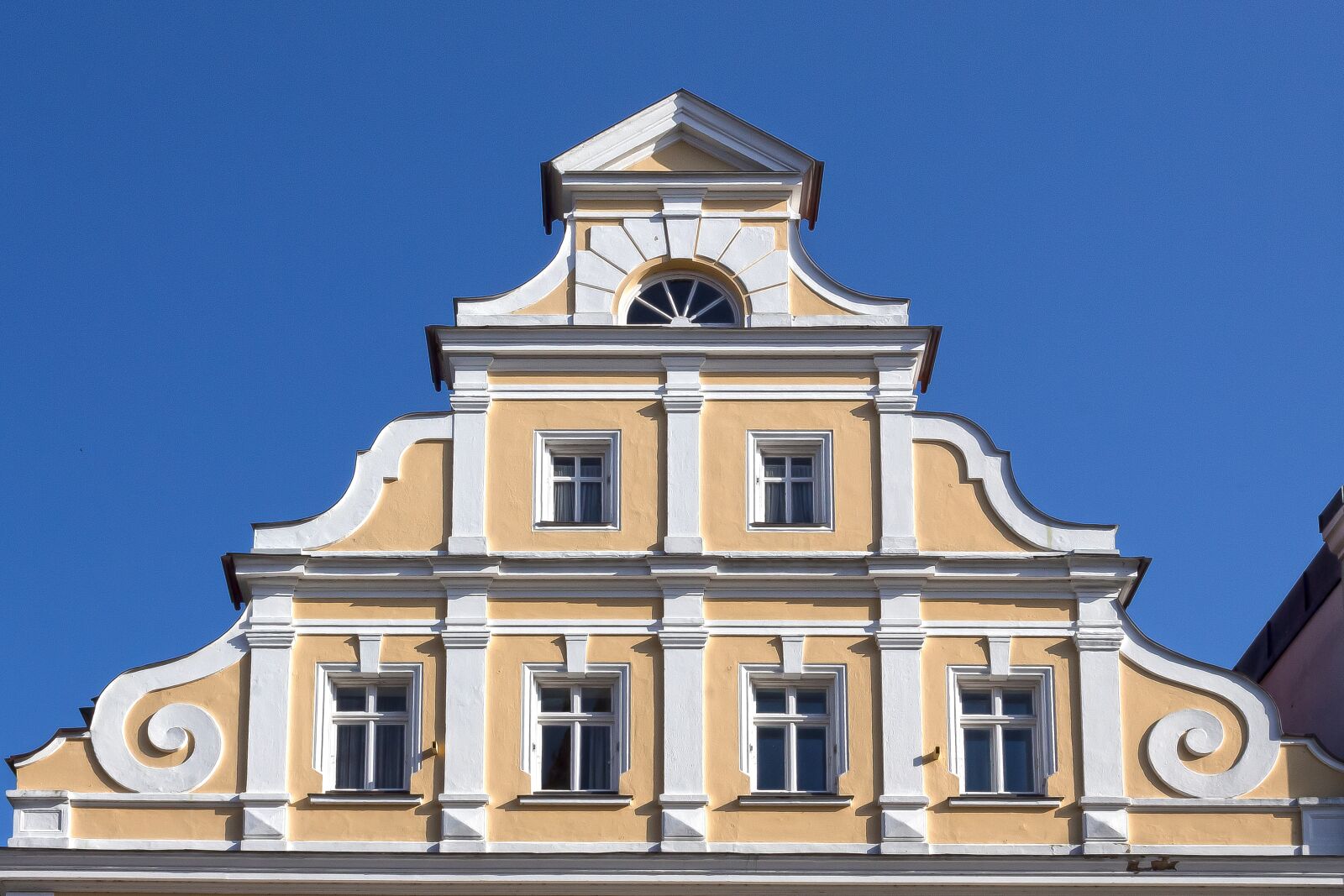 Canon EOS 1300D (EOS Rebel T6 / EOS Kiss X80) sample photo. Gable, facade, architecture photography