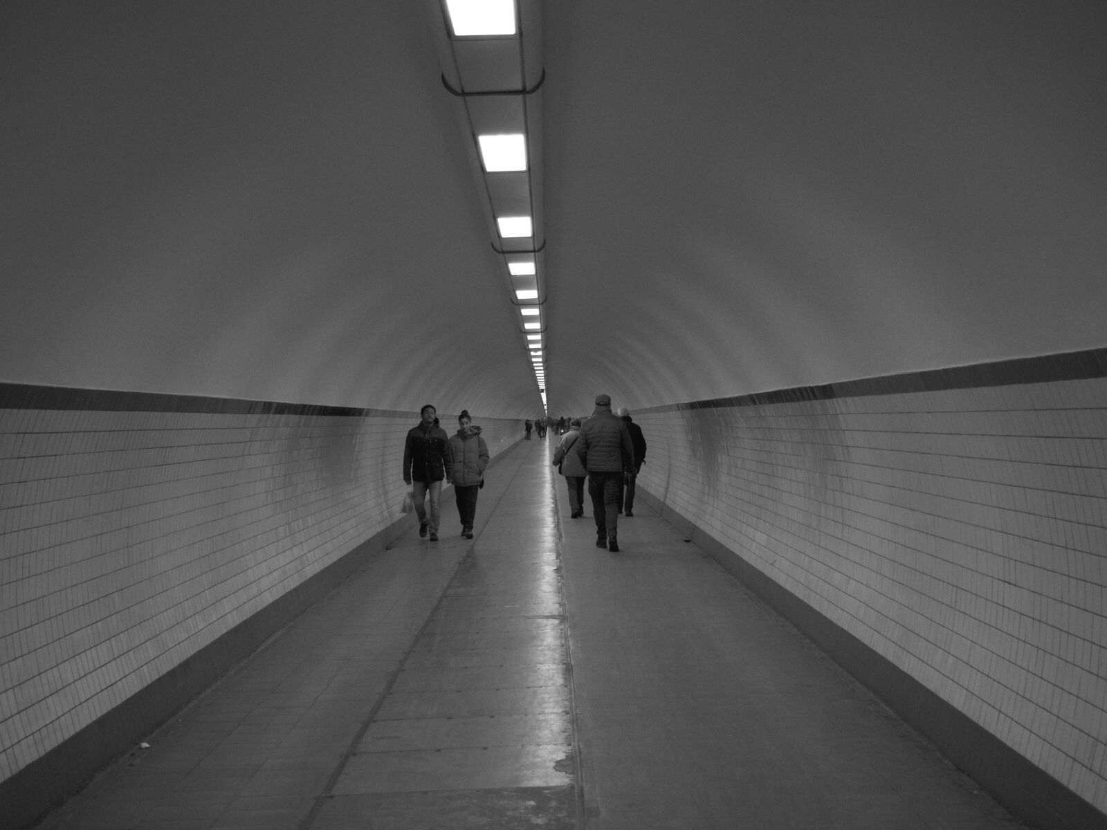 Olympus OM-D E-M10 II sample photo. Black, and, white, people photography