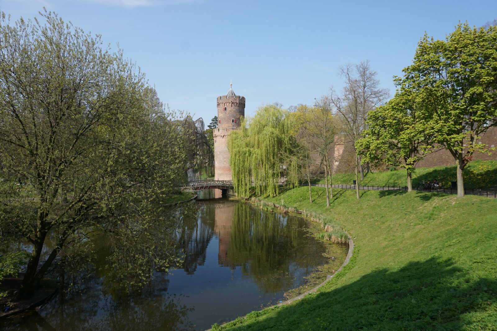 Sony E 16-50mm F3.5-5.6 PZ OSS sample photo. Nijmegen, park, defensive tower photography