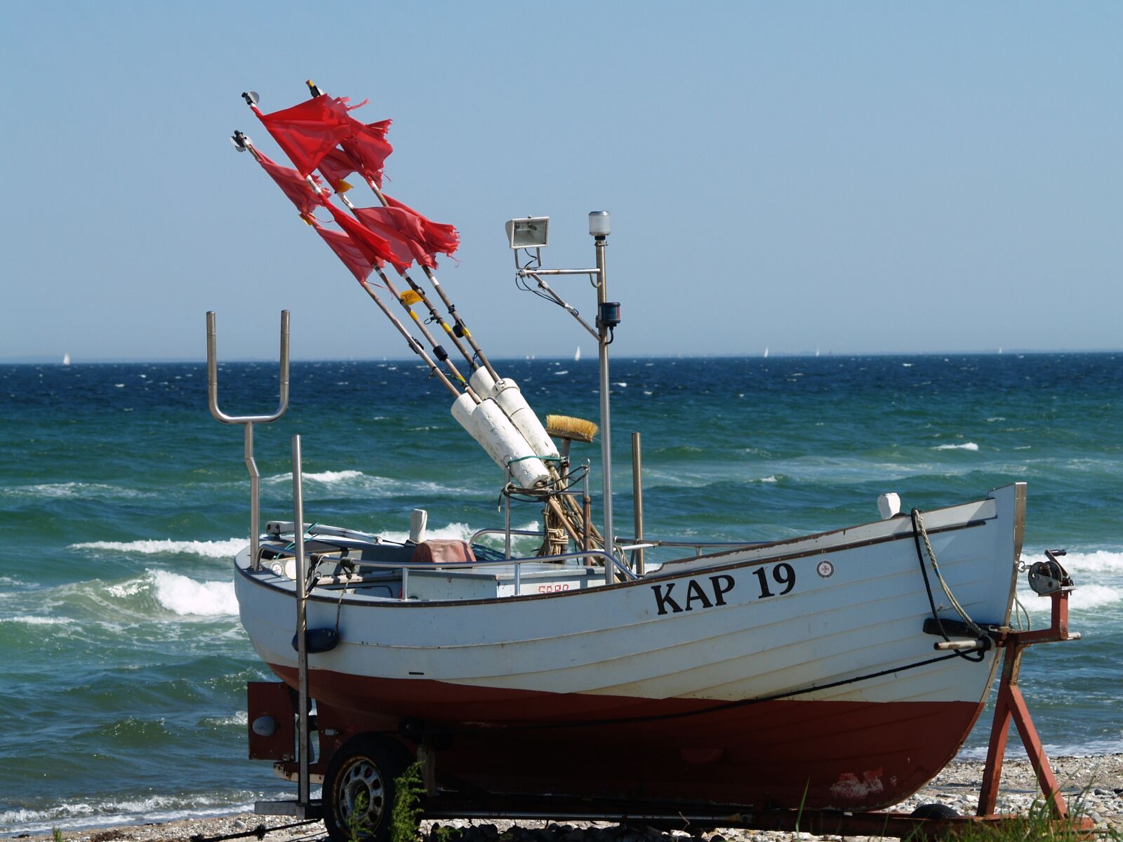 Olympus E-500 (EVOLT E-500) sample photo. Fishing boat, beach, buoys photography