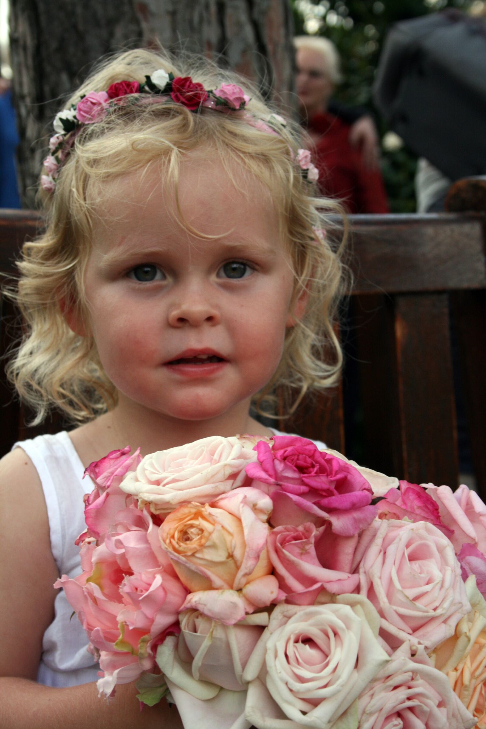 Canon EOS 400D (EOS Digital Rebel XTi / EOS Kiss Digital X) sample photo. Flower girl, roses, girl photography