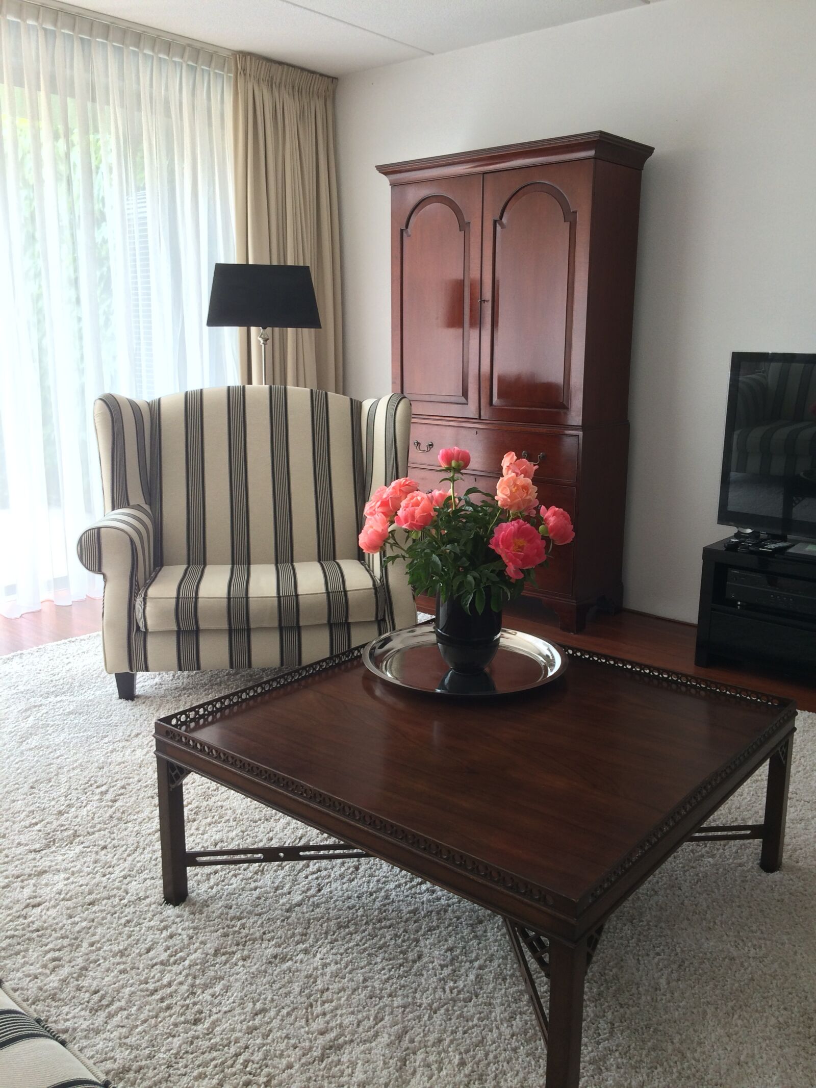 iPhone 5s back camera 4.15mm f/2.2 sample photo. Living room, flowers, classic photography