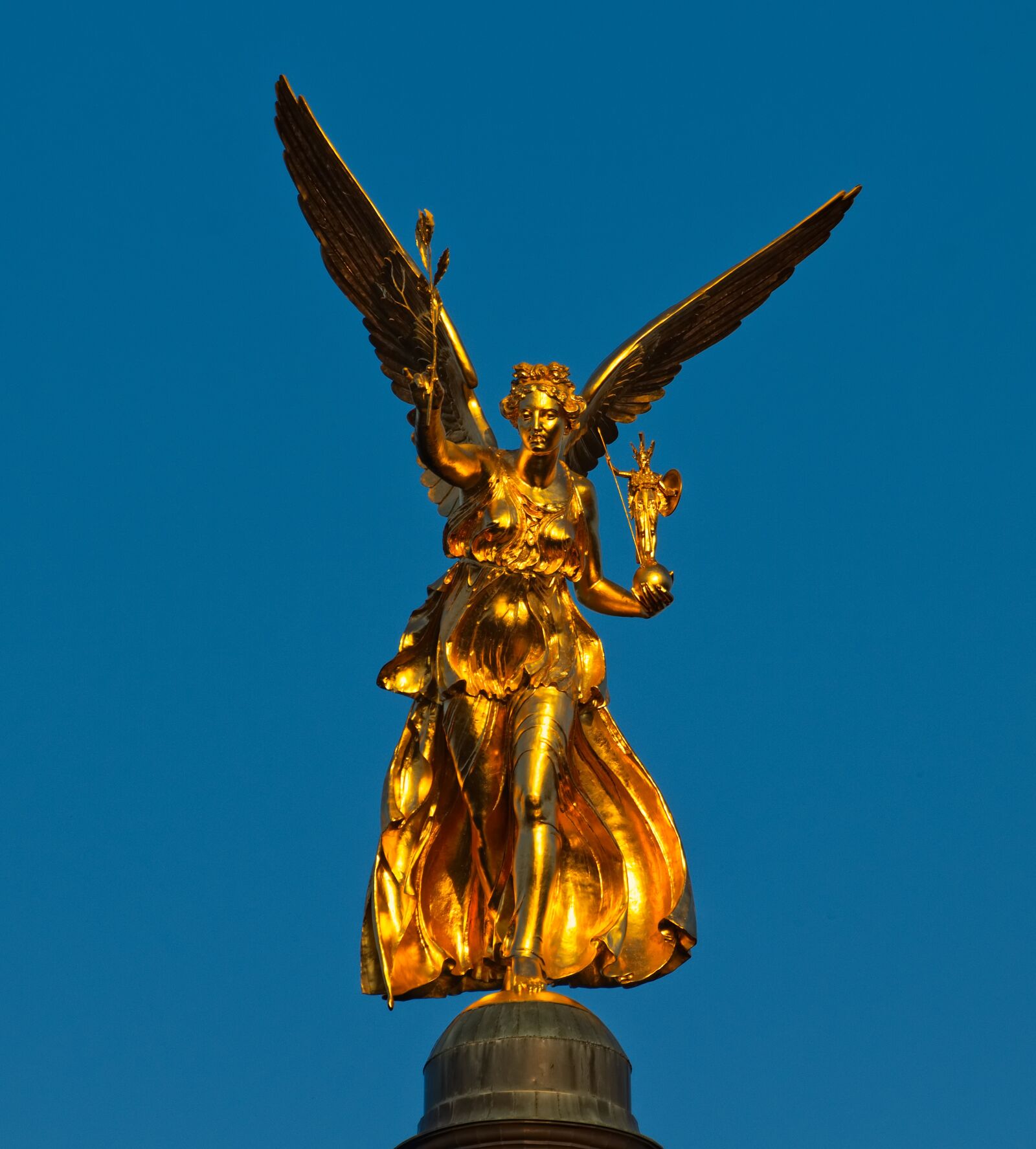 Canon EOS 800D (EOS Rebel T7i / EOS Kiss X9i) sample photo. Statue, gold, harmony photography
