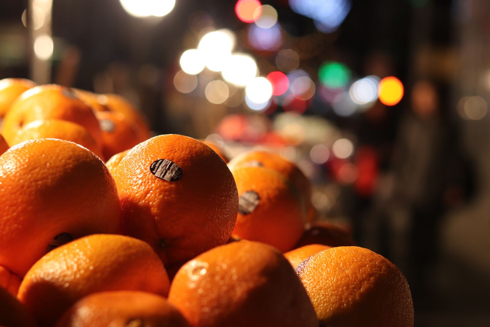 Canon EOS 200D (EOS Rebel SL2 / EOS Kiss X9) sample photo. Orange, night, market photography