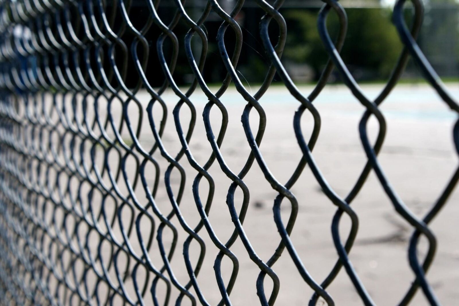 f/3.5-5.6 IS sample photo. Metal wire fence photography