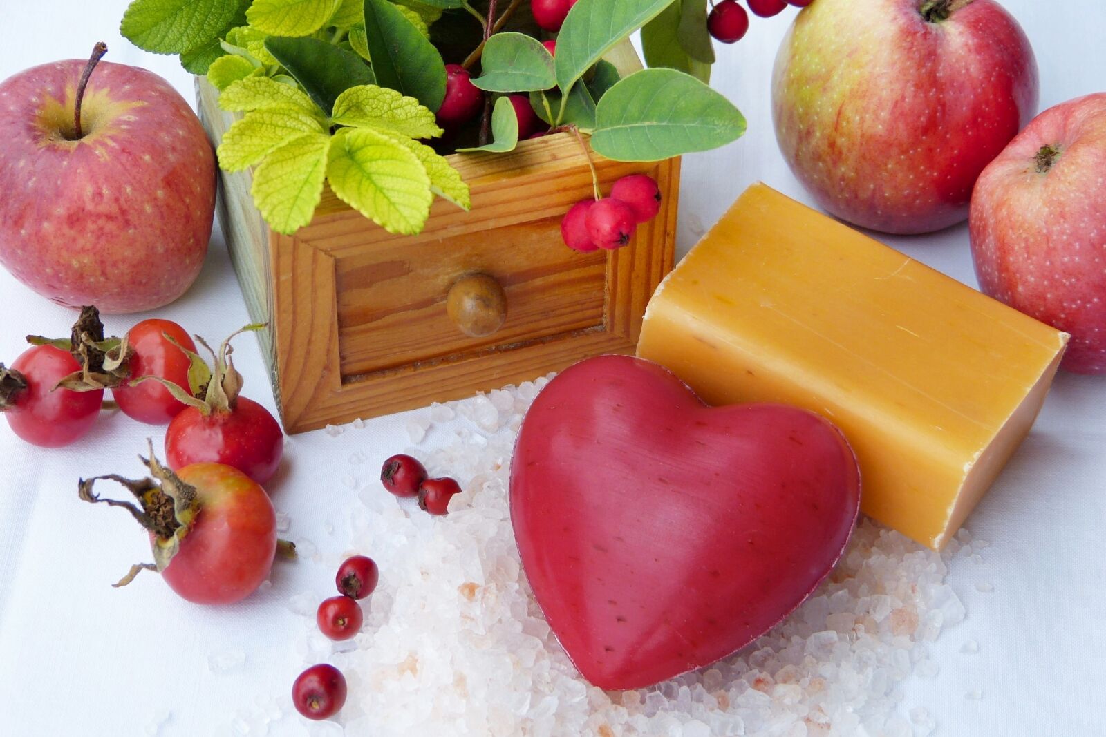Panasonic Lumix DMC-FZ150 sample photo. Soap, heart, red photography