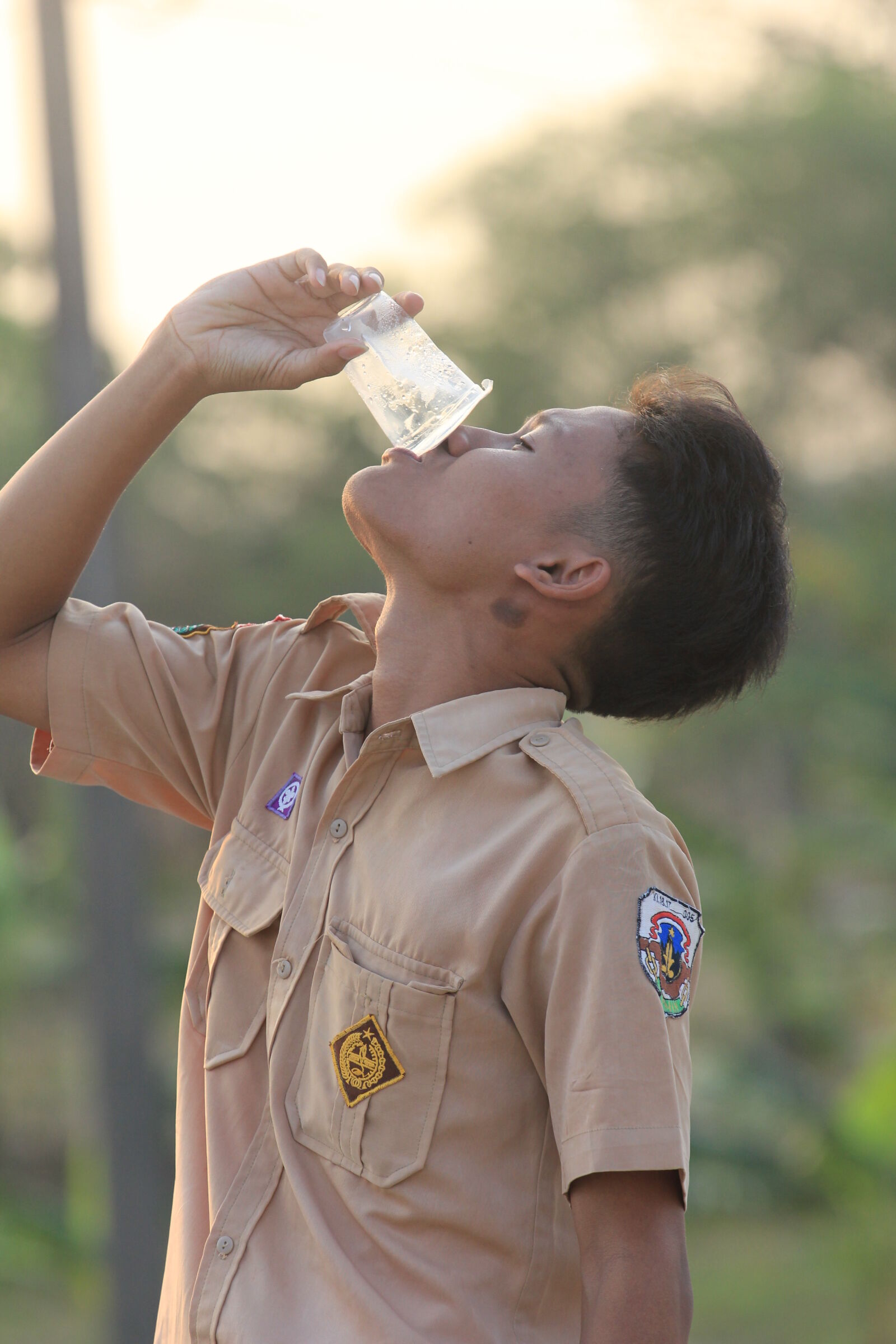 Canon EF 70-200mm F4L USM sample photo. Action, boy, drinking photography