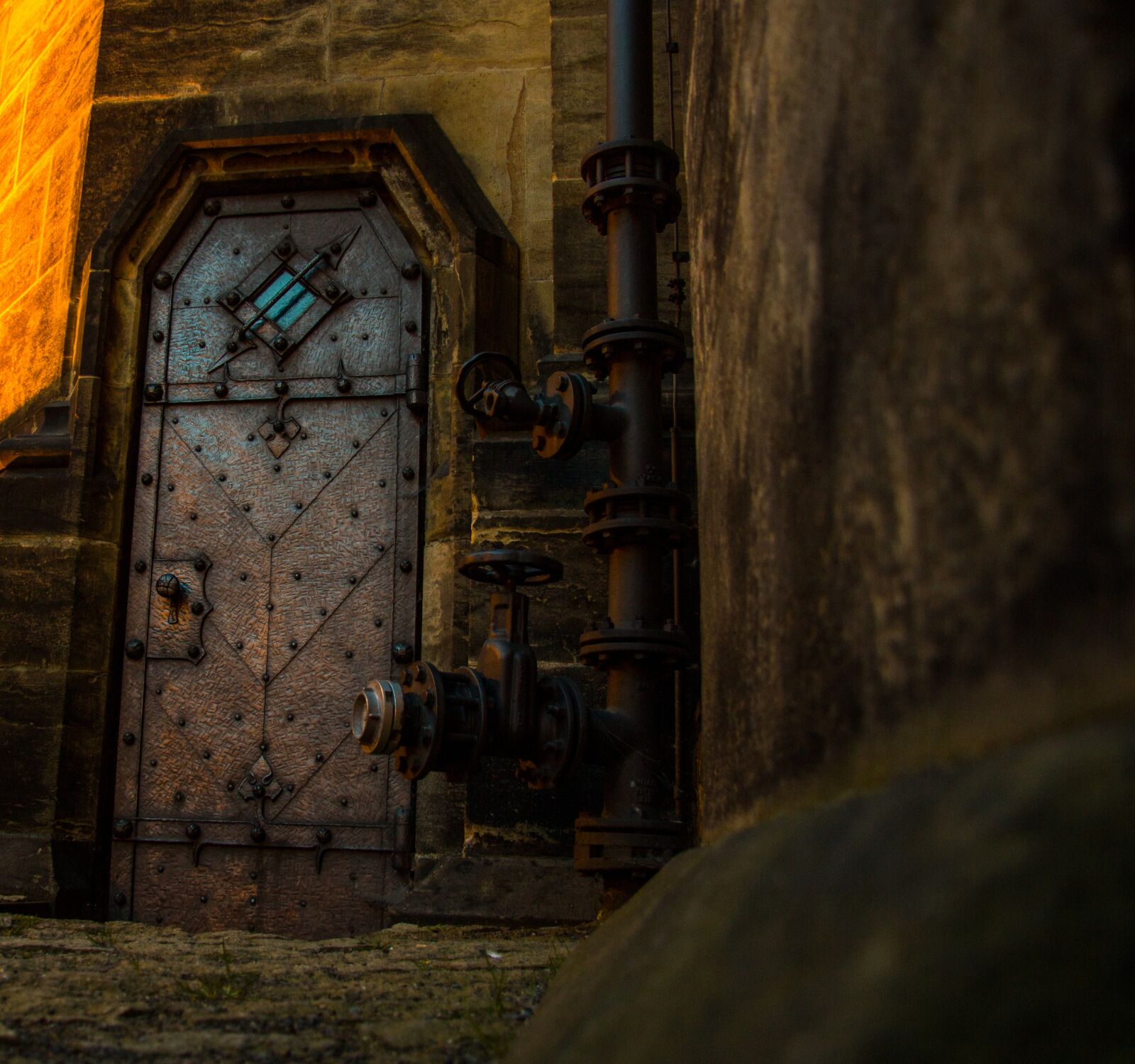 Canon EF-S 17-85mm F4-5.6 IS USM sample photo. Door, old door, steampunk photography
