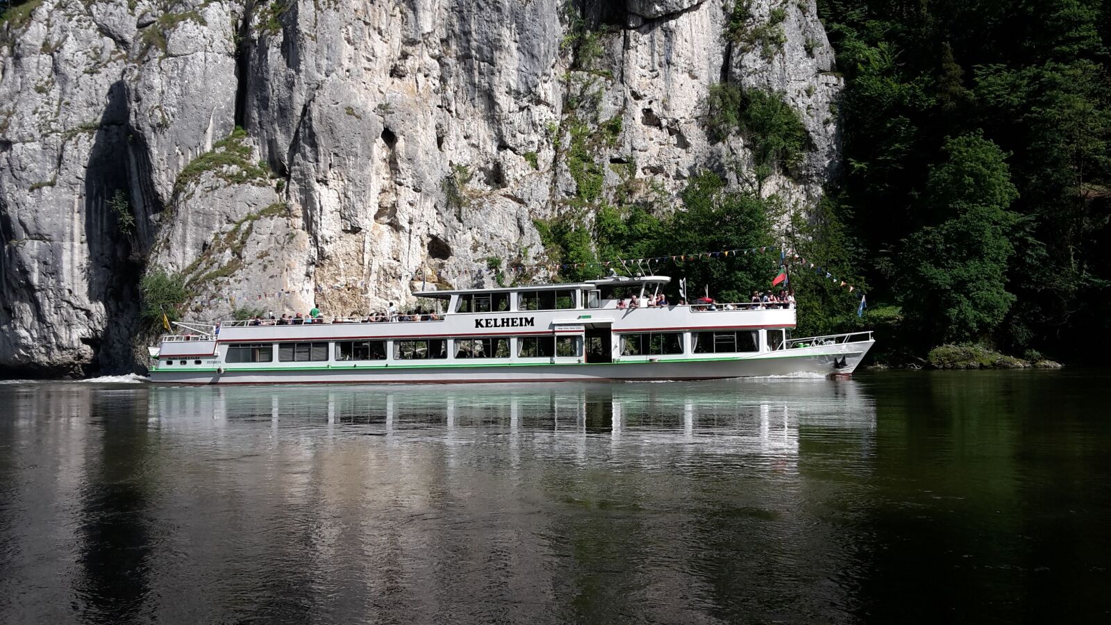 Samsung Galaxy S5 Mini sample photo. Danube, shipping, river photography