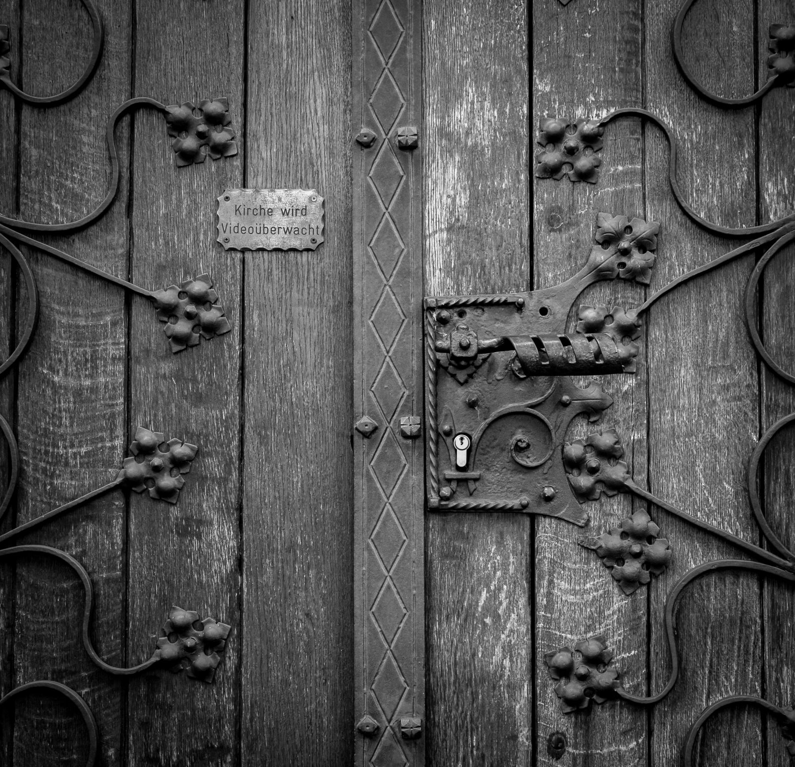 Canon EOS 1200D (EOS Rebel T5 / EOS Kiss X70 / EOS Hi) sample photo. Wooden, door, in, grayscale photography