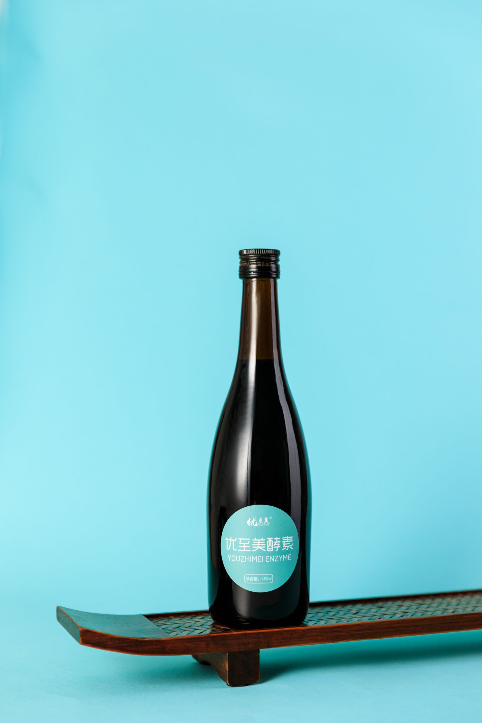 Canon EOS 5D Mark IV sample photo. Bottle, still life, background photography
