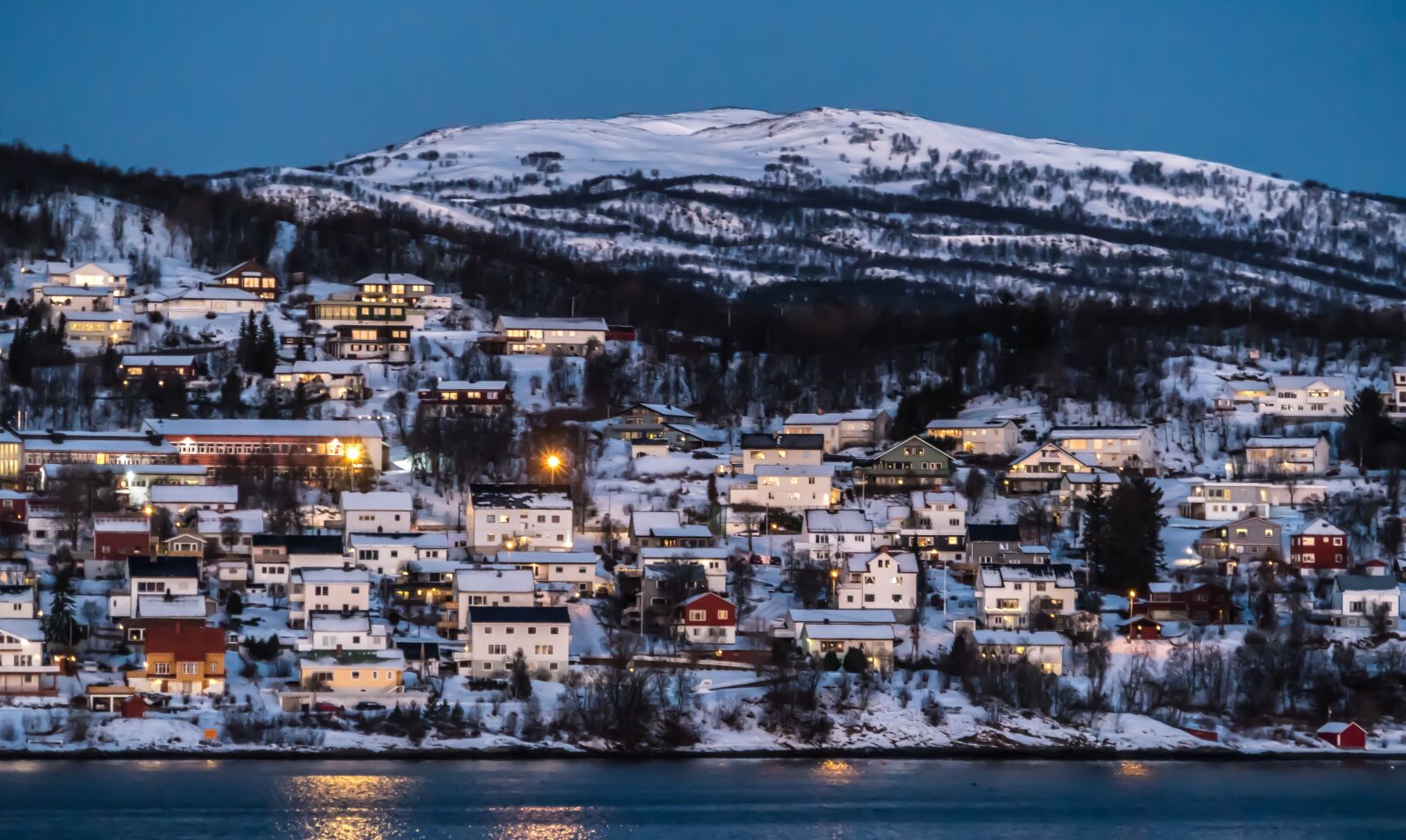 Sony a7R II + Sony FE 24-240mm F3.5-6.3 OSS sample photo. Norway, coast line, water photography