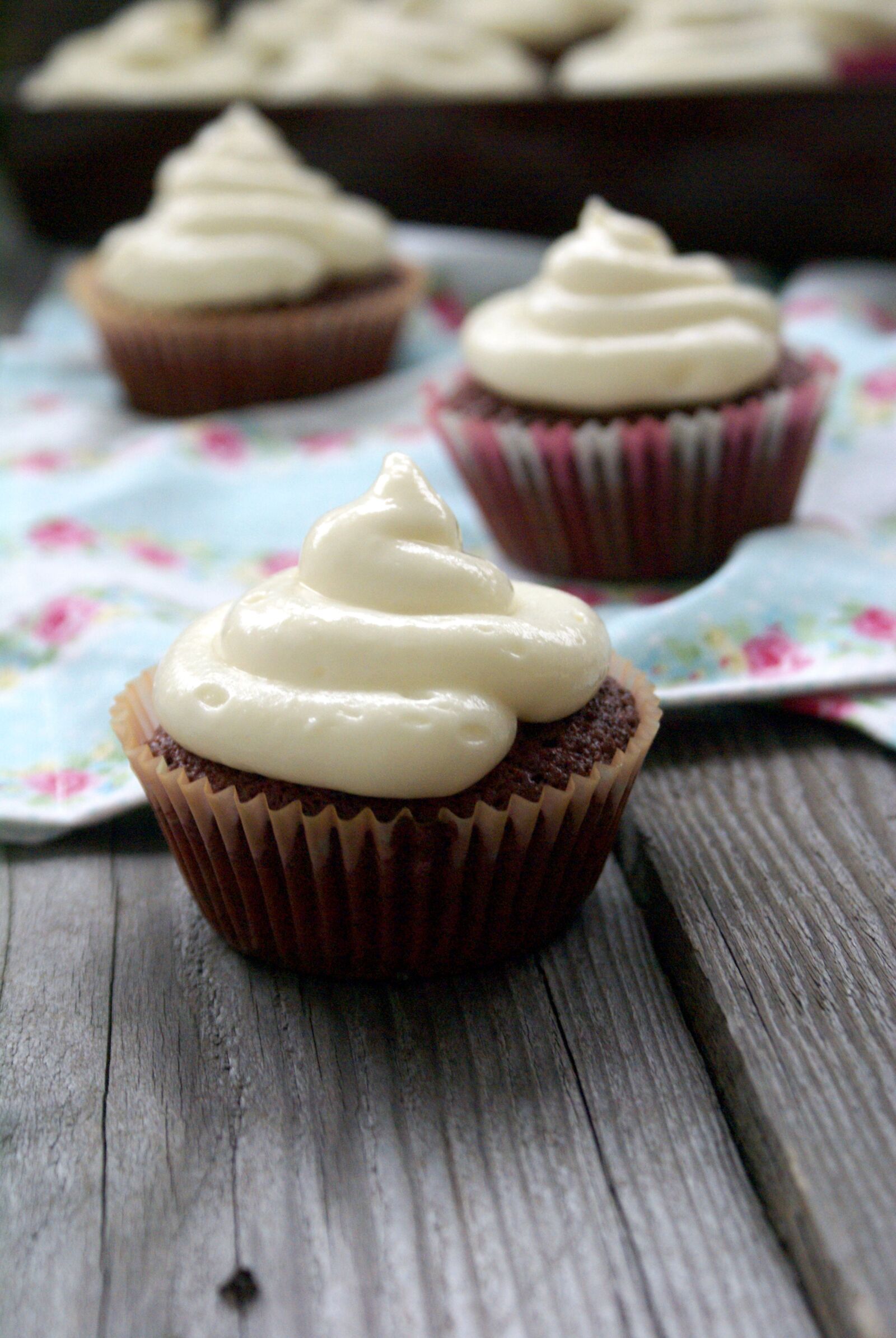 Sony Alpha DSLR-A100 sample photo. Cupcakes, frosting, cupcake photography