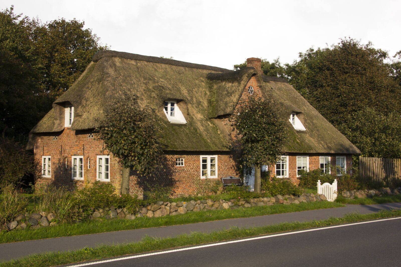 Canon EOS 60D sample photo. Fisherman's house, thatched roof photography