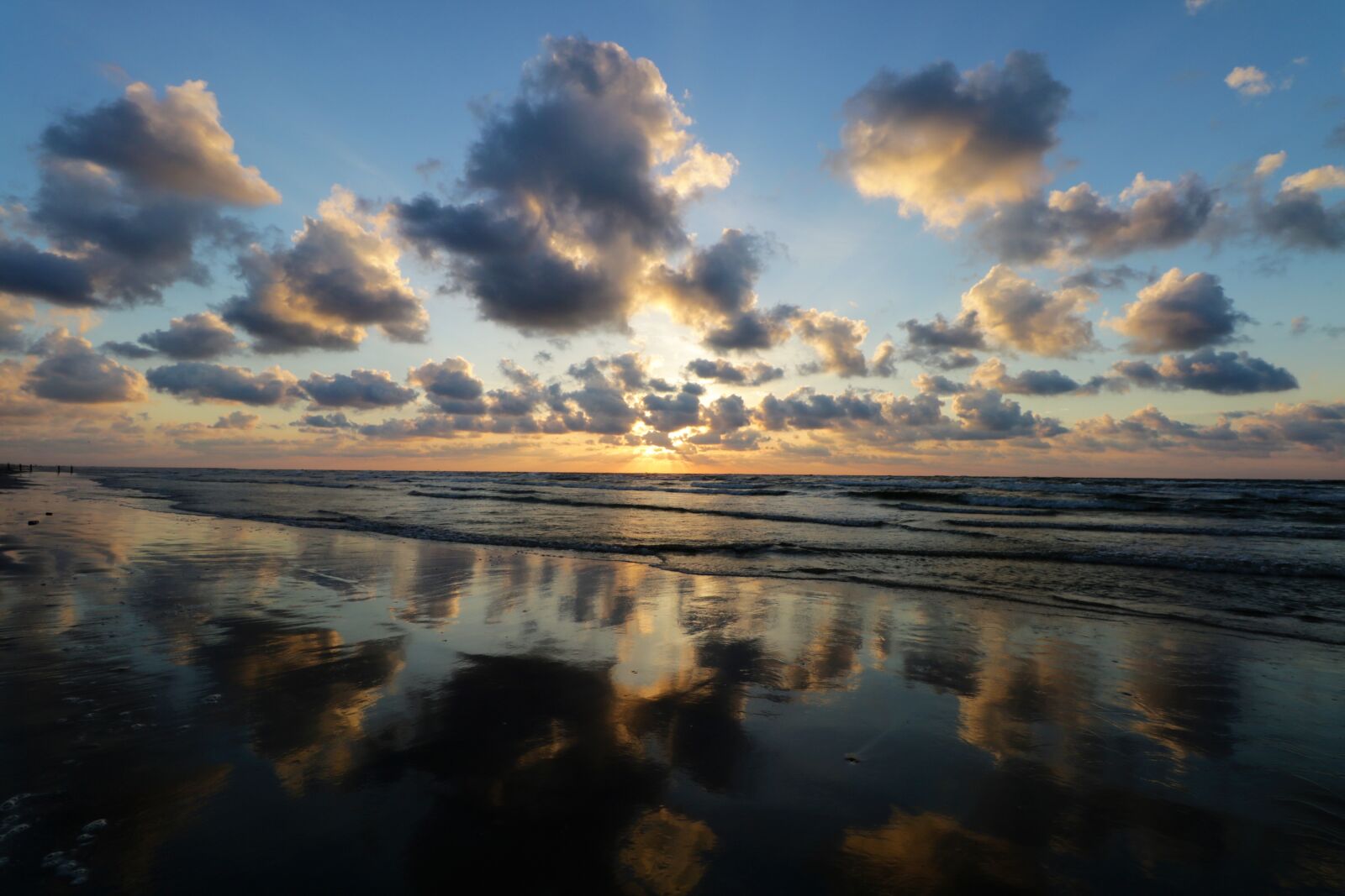 Canon EOS 750D (EOS Rebel T6i / EOS Kiss X8i) sample photo. Ocean, clouds, sun photography