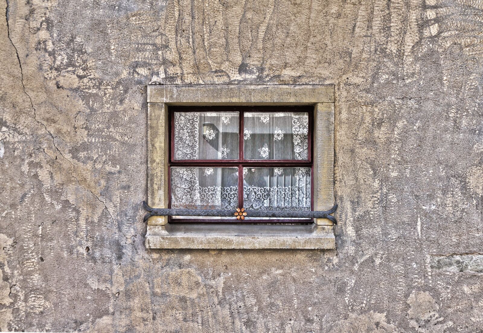 Panasonic Lumix DMC-FZ1000 sample photo. Window, facade, old photography