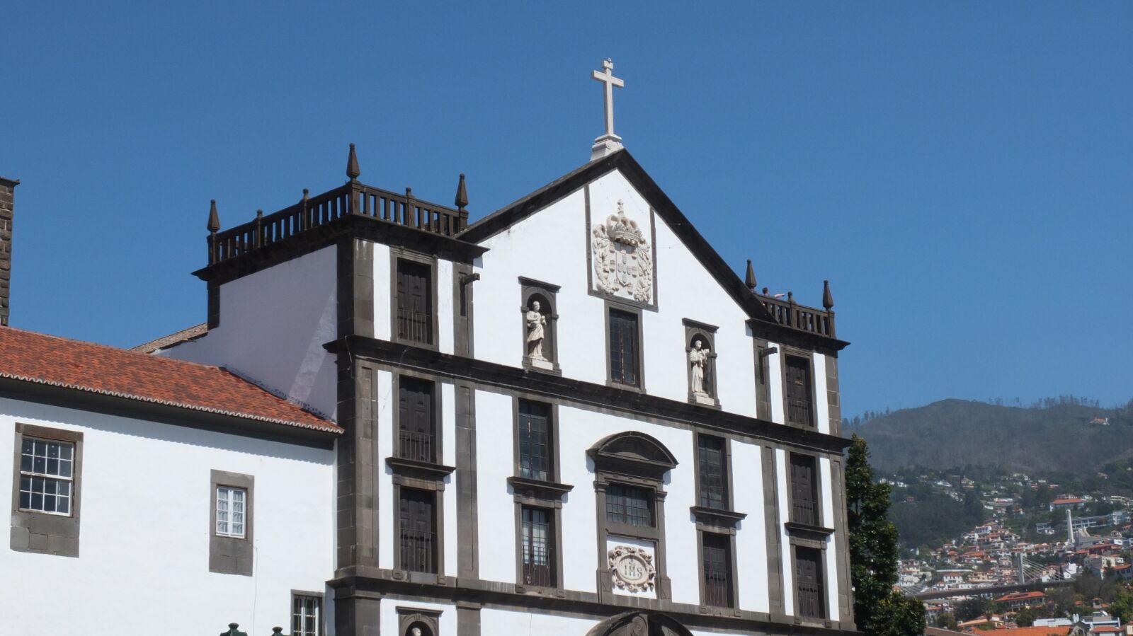 Fujifilm X10 sample photo. Church, blue sky, building photography