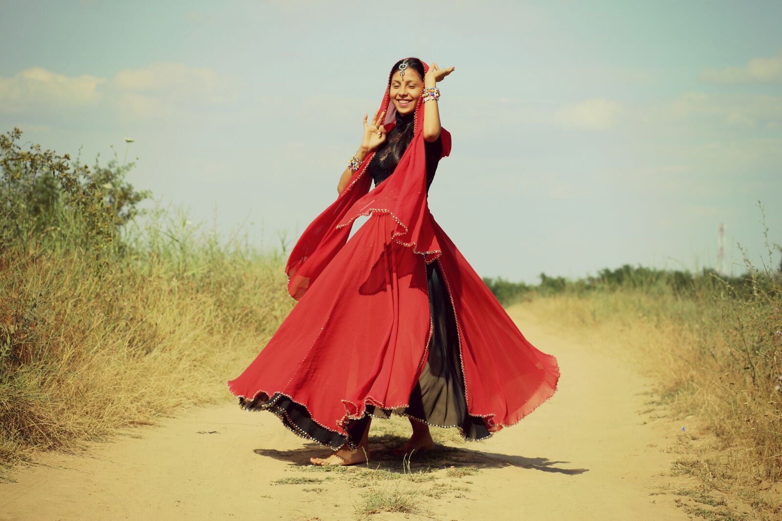 Canon EOS 700D (EOS Rebel T5i / EOS Kiss X7i) + Canon EF 85mm F1.8 USM sample photo. Girl, indian, dance photography