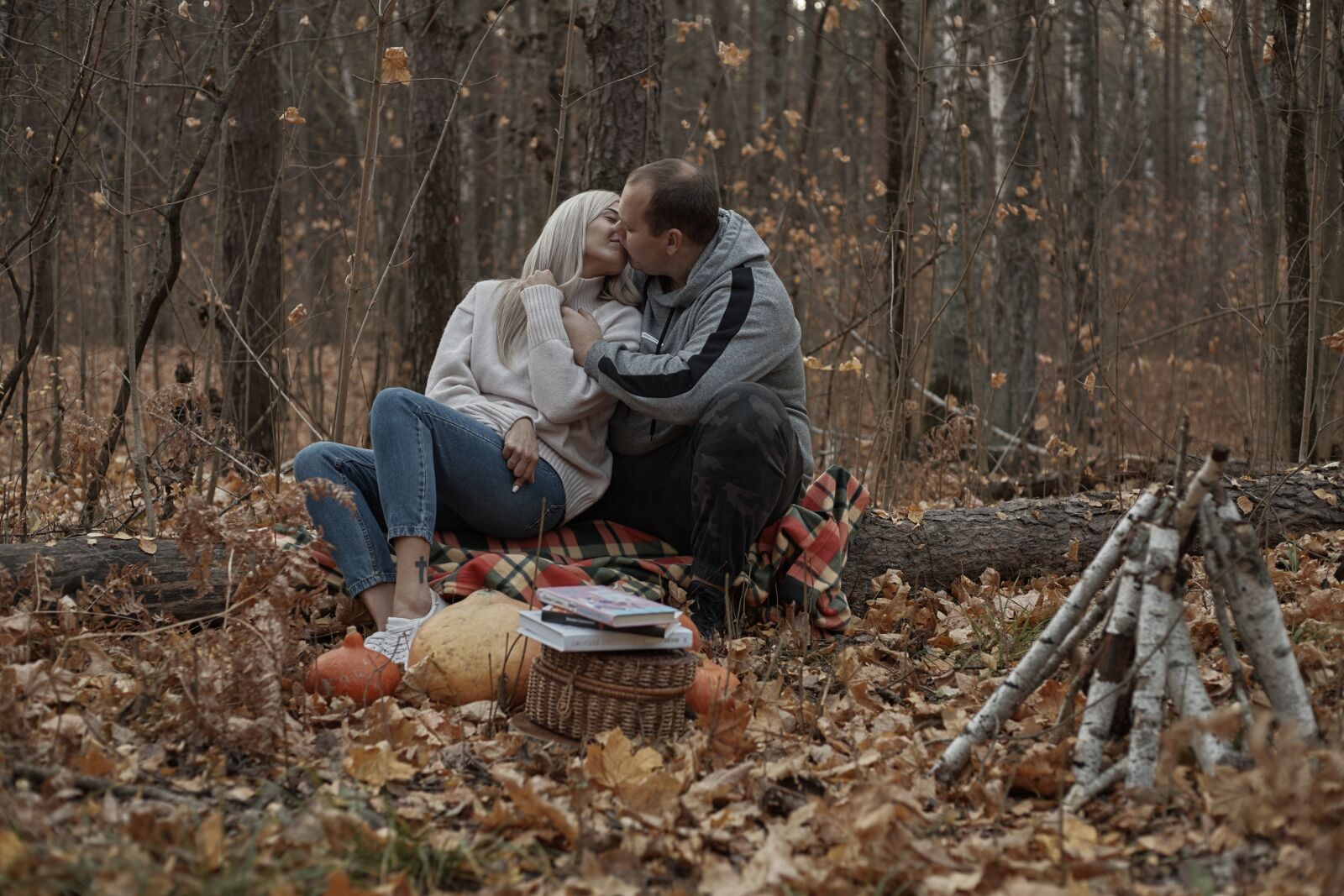 Canon EOS 6D Mark II sample photo. Sweethearts, couple, autumn photography