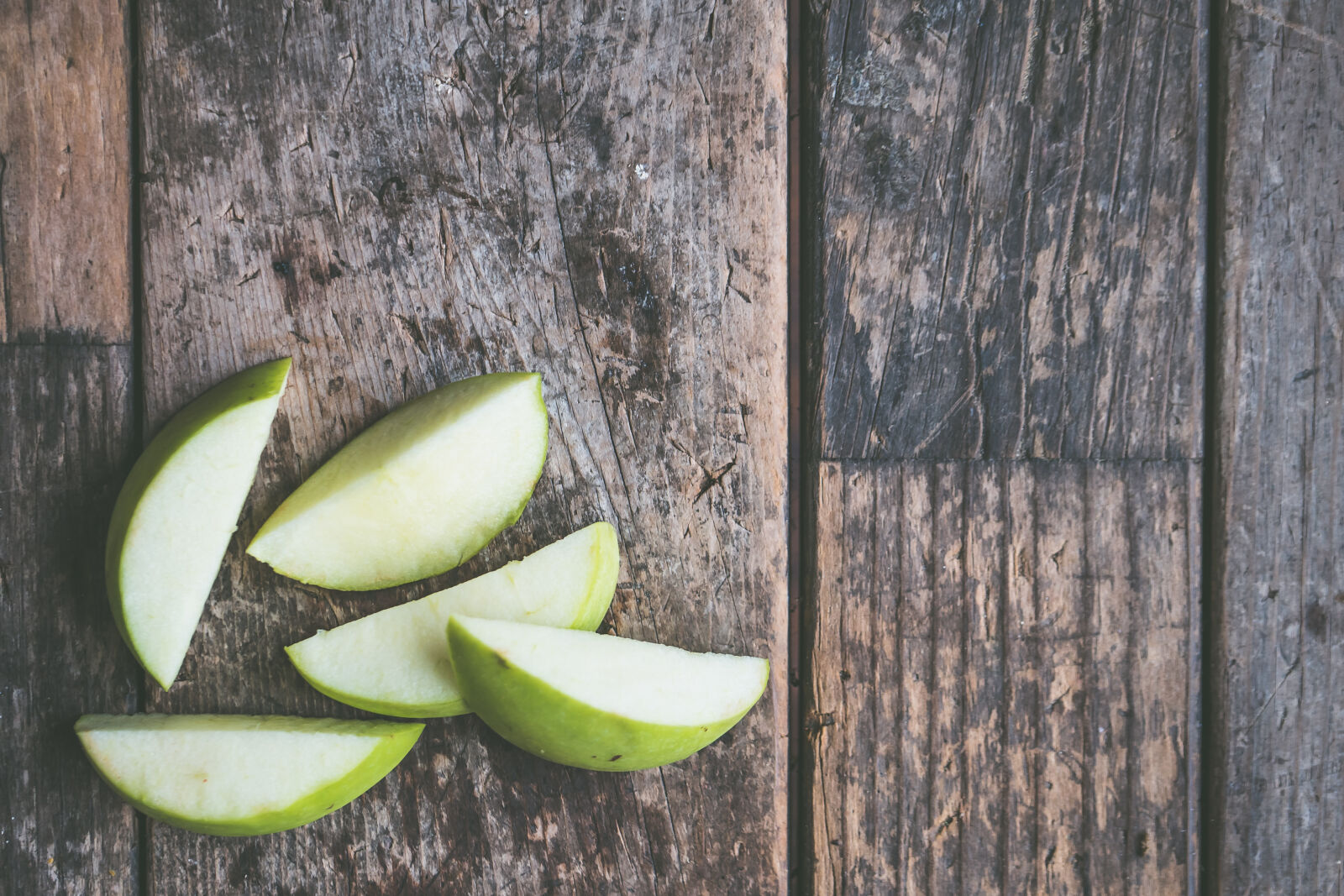 Panasonic Lumix DMC-GH4 sample photo. Apples, background, board, color photography