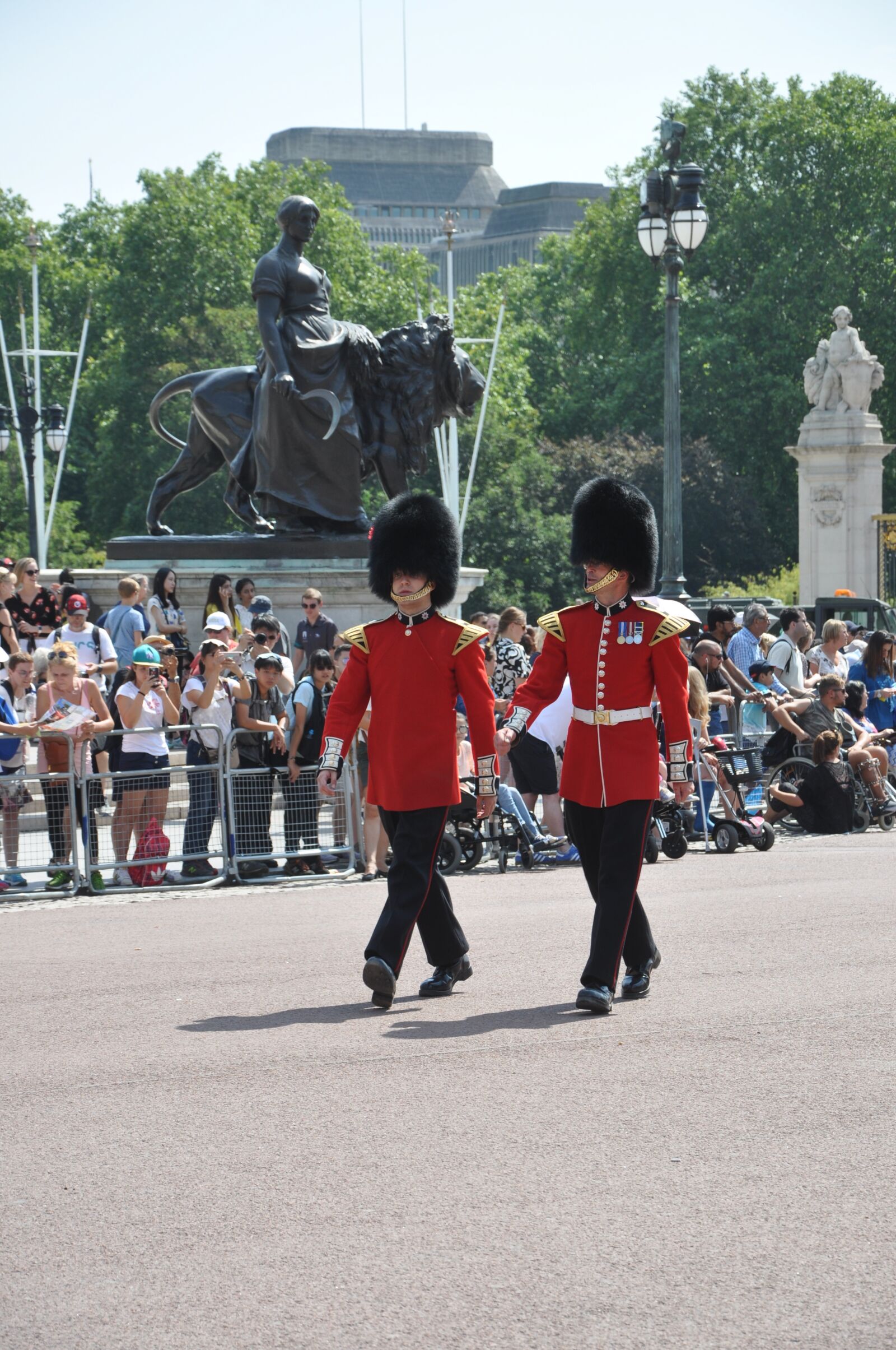 Nikon D90 sample photo. Guardsmen, guards, buckingham palace photography