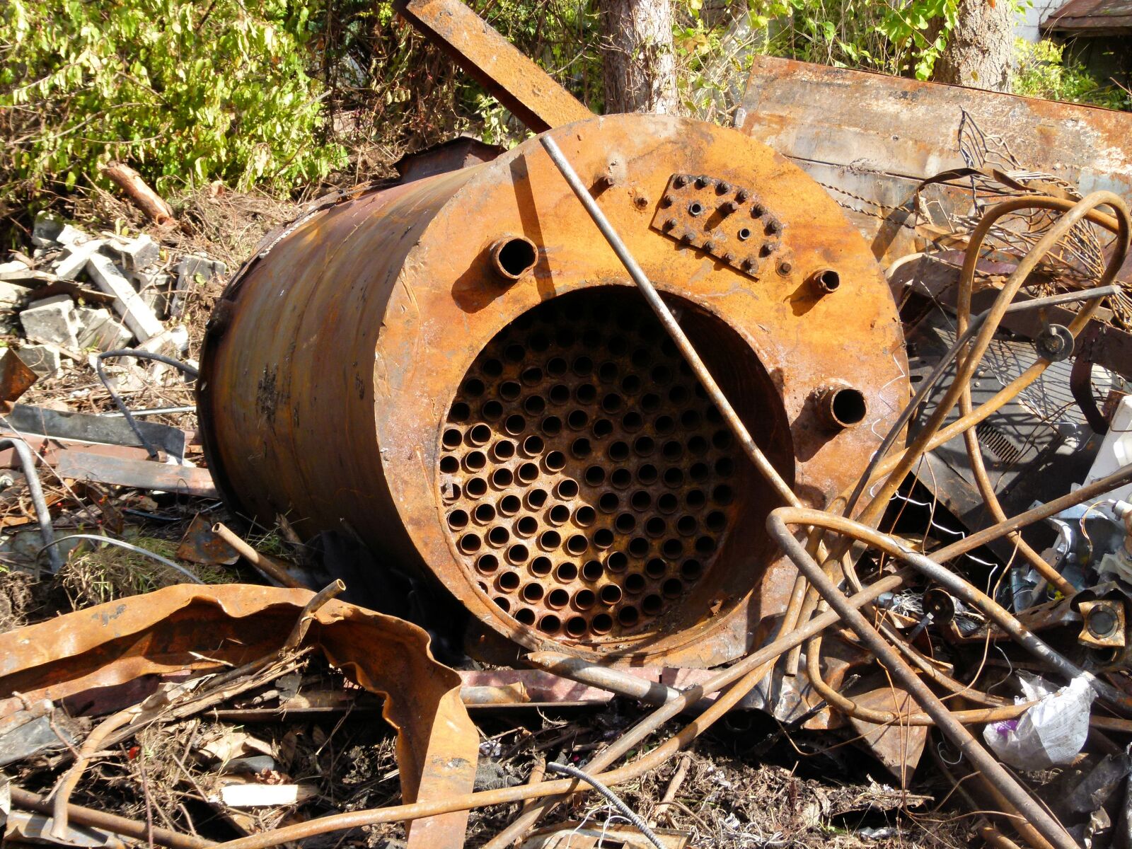 Panasonic Lumix DMC-FZ100 sample photo. Scrap metal, tank, rusted photography