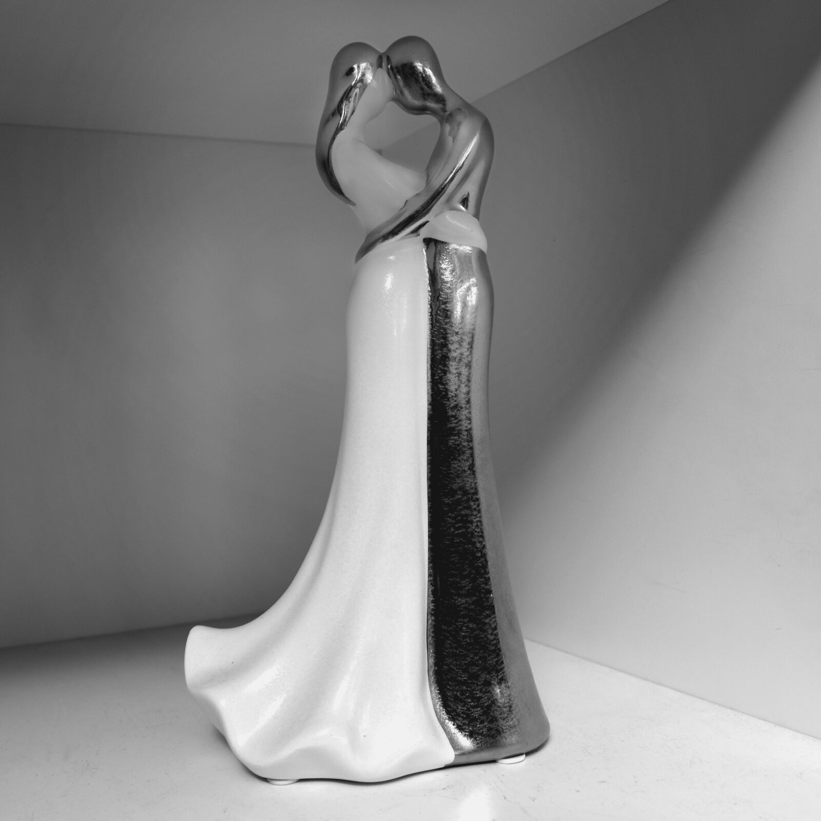 Nikon D5600 sample photo. Dancers, couple, statuette photography