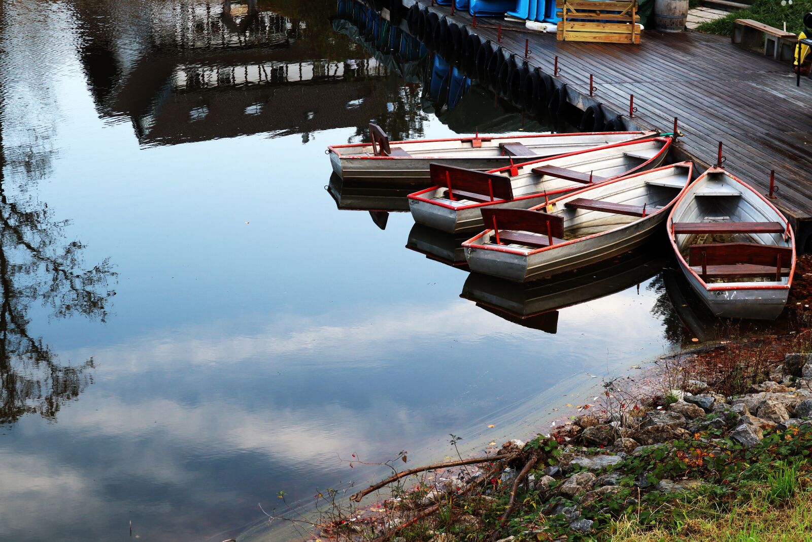 Canon EF-M 15-45mm F3.5-6.3 IS STM sample photo. Boats, mirroring, landscape photography