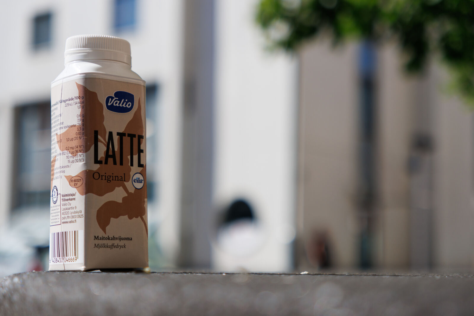 Canon EOS R7 sample photo. Latte littering photography