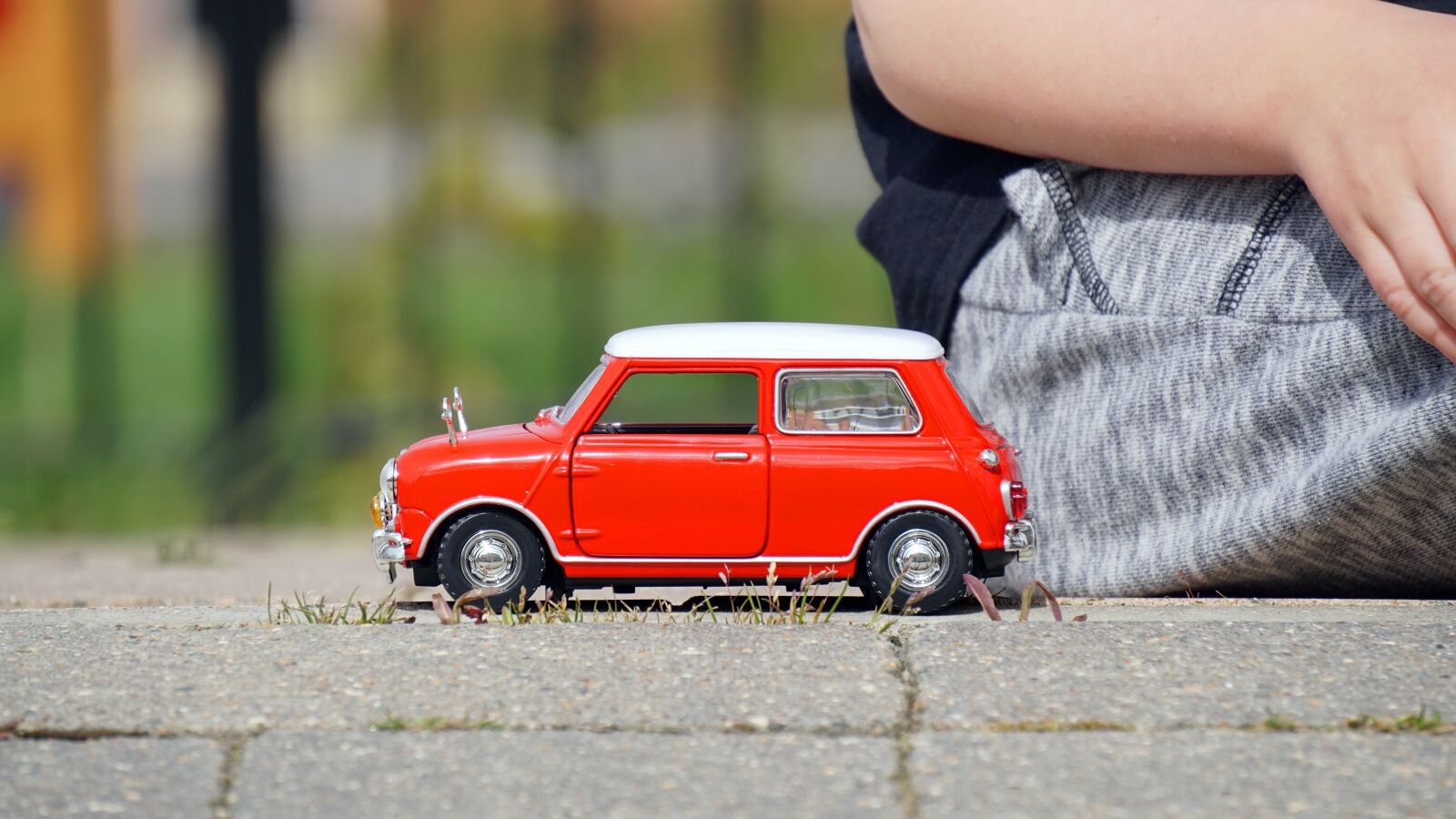 Sony E 55-210mm F4.5-6.3 OSS sample photo. Model, car, mini cooper photography
