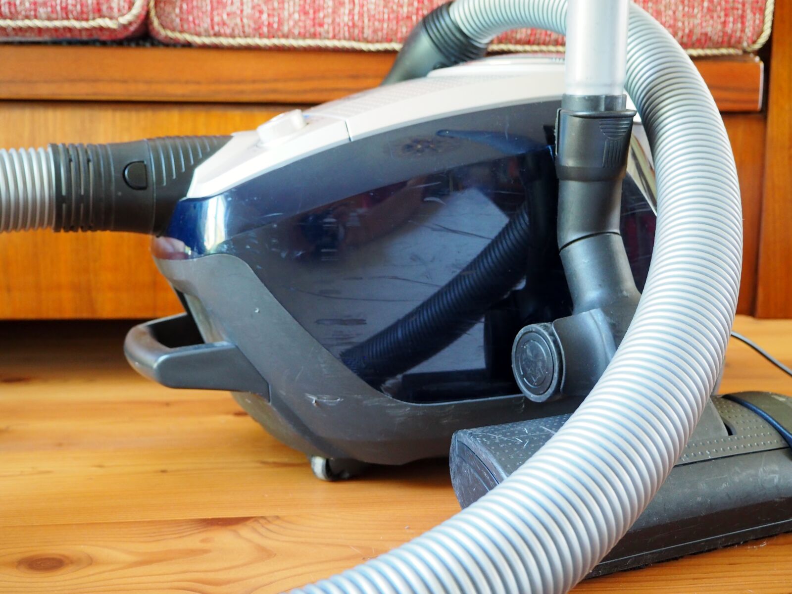 Olympus OM-D E-M10 sample photo. Vacuum cleaner, hand vacuum photography