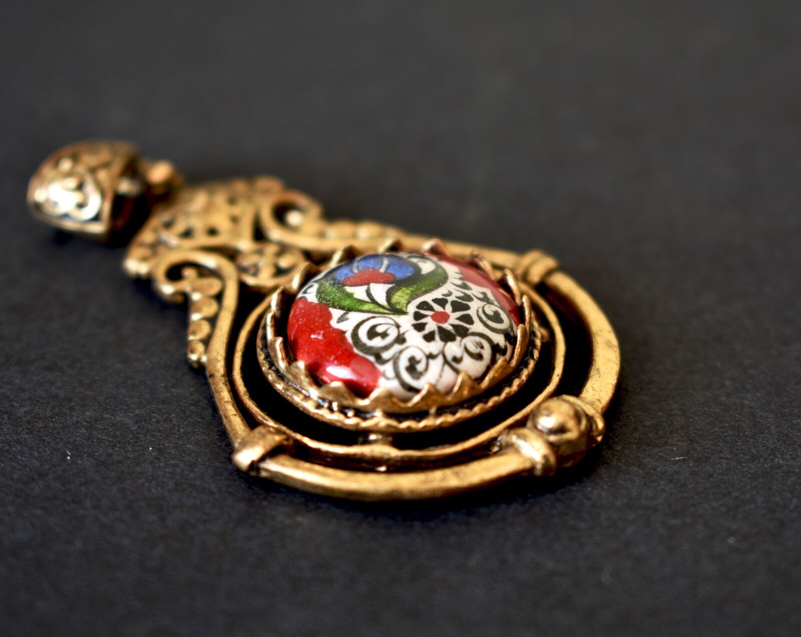 Nikon D3400 sample photo. Jewelry, necklace, tile photography