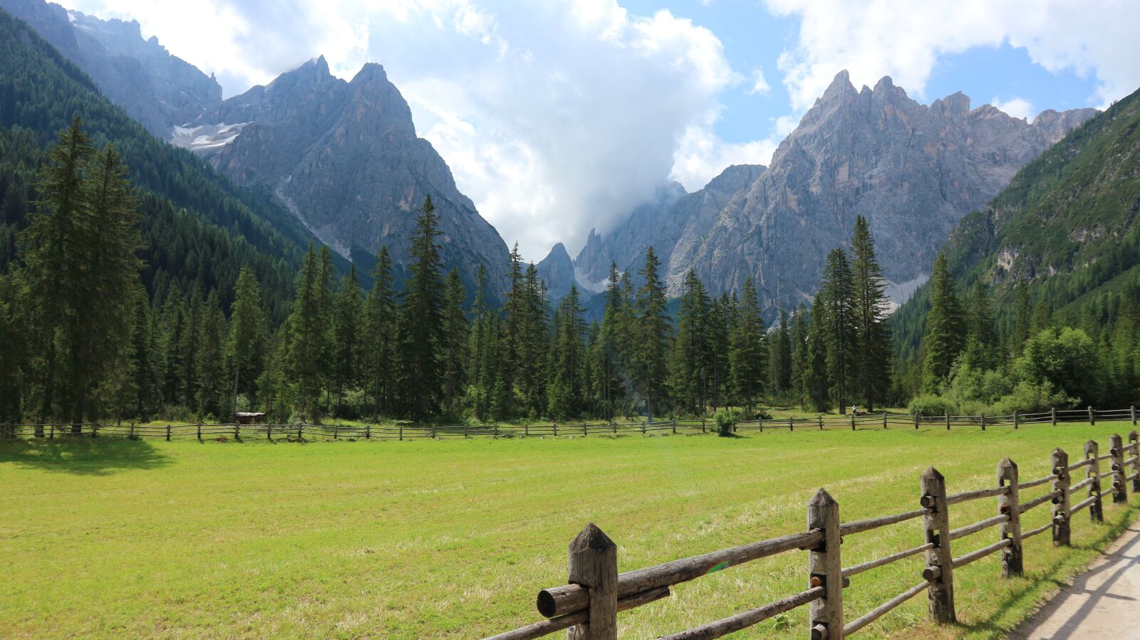 Canon EF-M 15-45mm F3.5-6.3 IS STM sample photo. Mountain, grass, italy photography