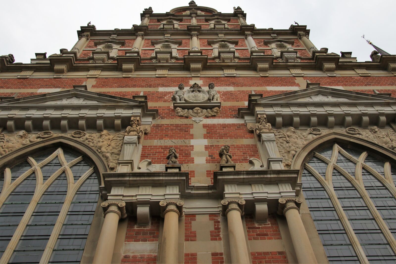 Canon EOS 7D Mark II sample photo. Arched, windows, building, cathedral photography