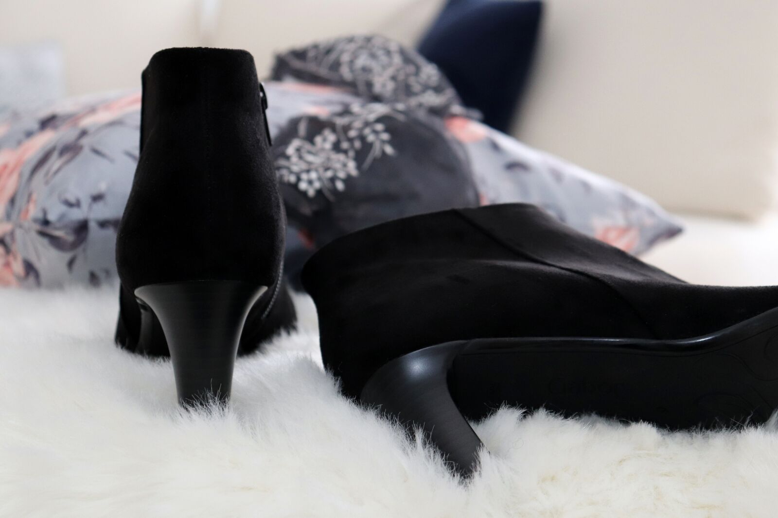Canon EOS 800D (EOS Rebel T7i / EOS Kiss X9i) sample photo. Shoe, shoes, black photography