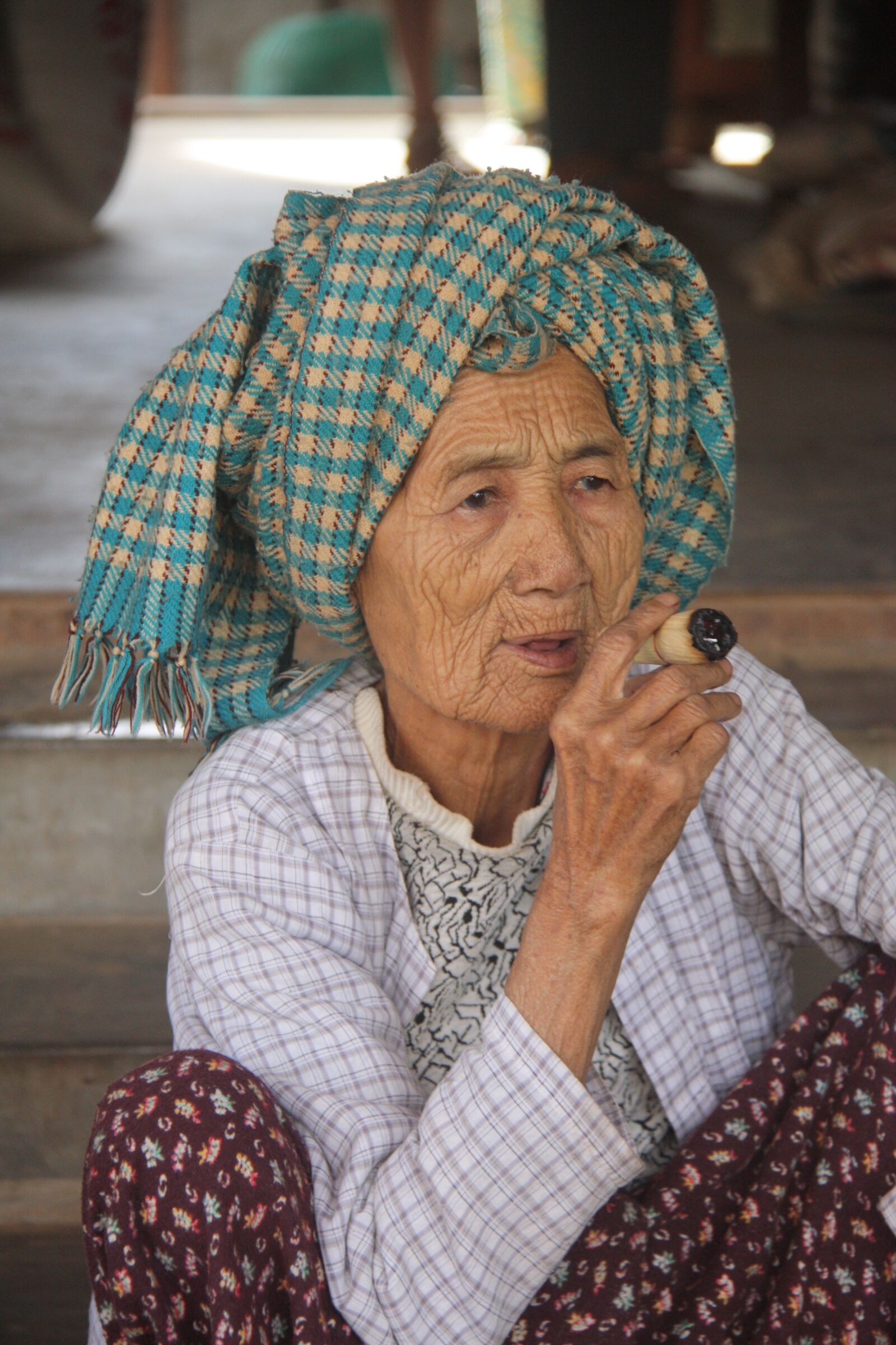 Canon EOS 450D (EOS Rebel XSi / EOS Kiss X2) sample photo. Old, woman, smoking photography