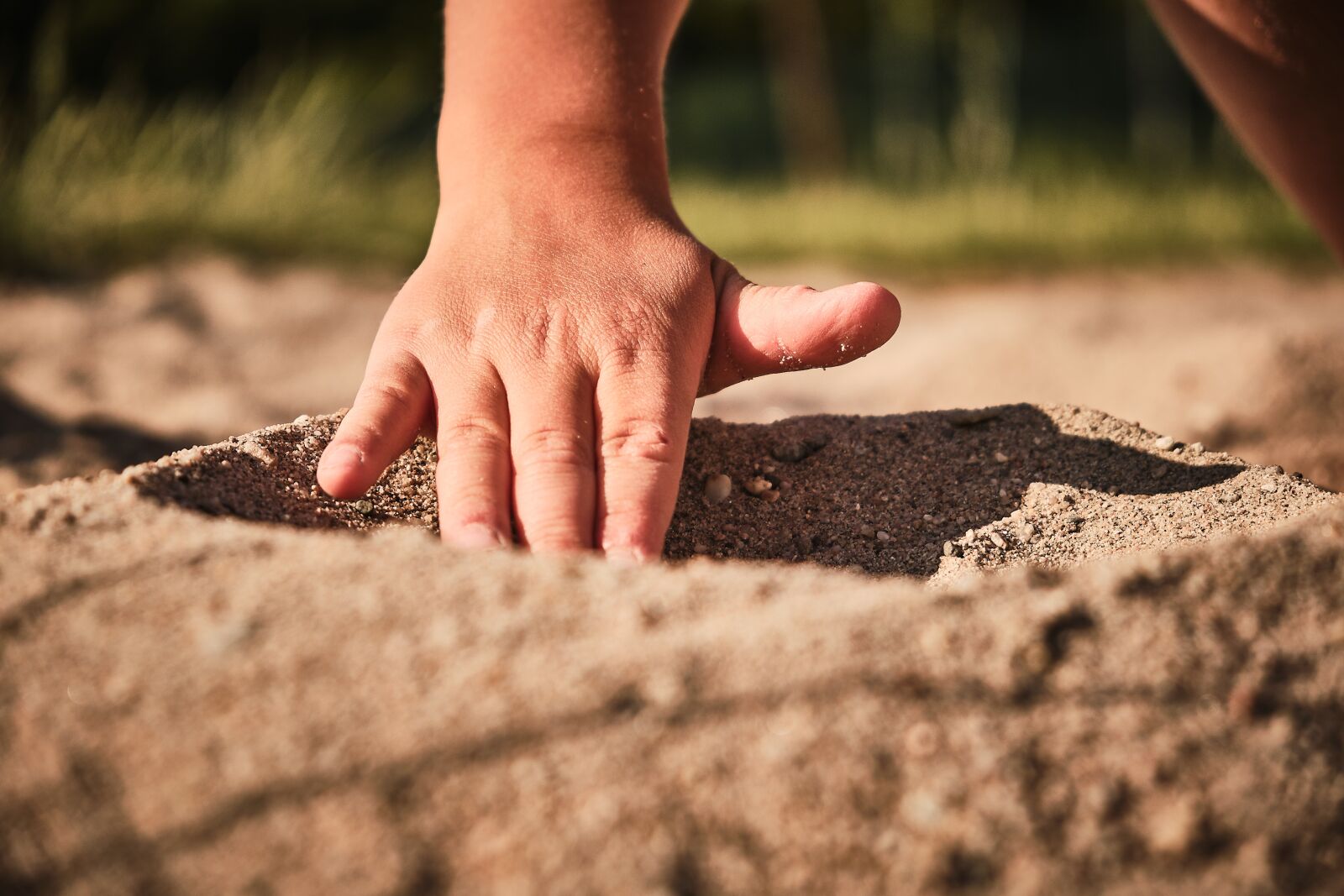Fujifilm XF 18-55mm F2.8-4 R LM OIS sample photo. Sand, build, child photography